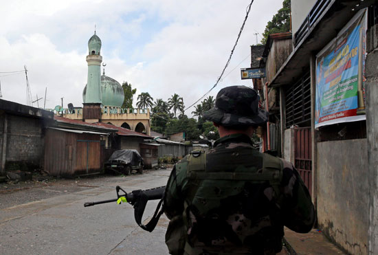 الجيش الفلبينى ينتشر لبسط سيطرته على إحدى المدن