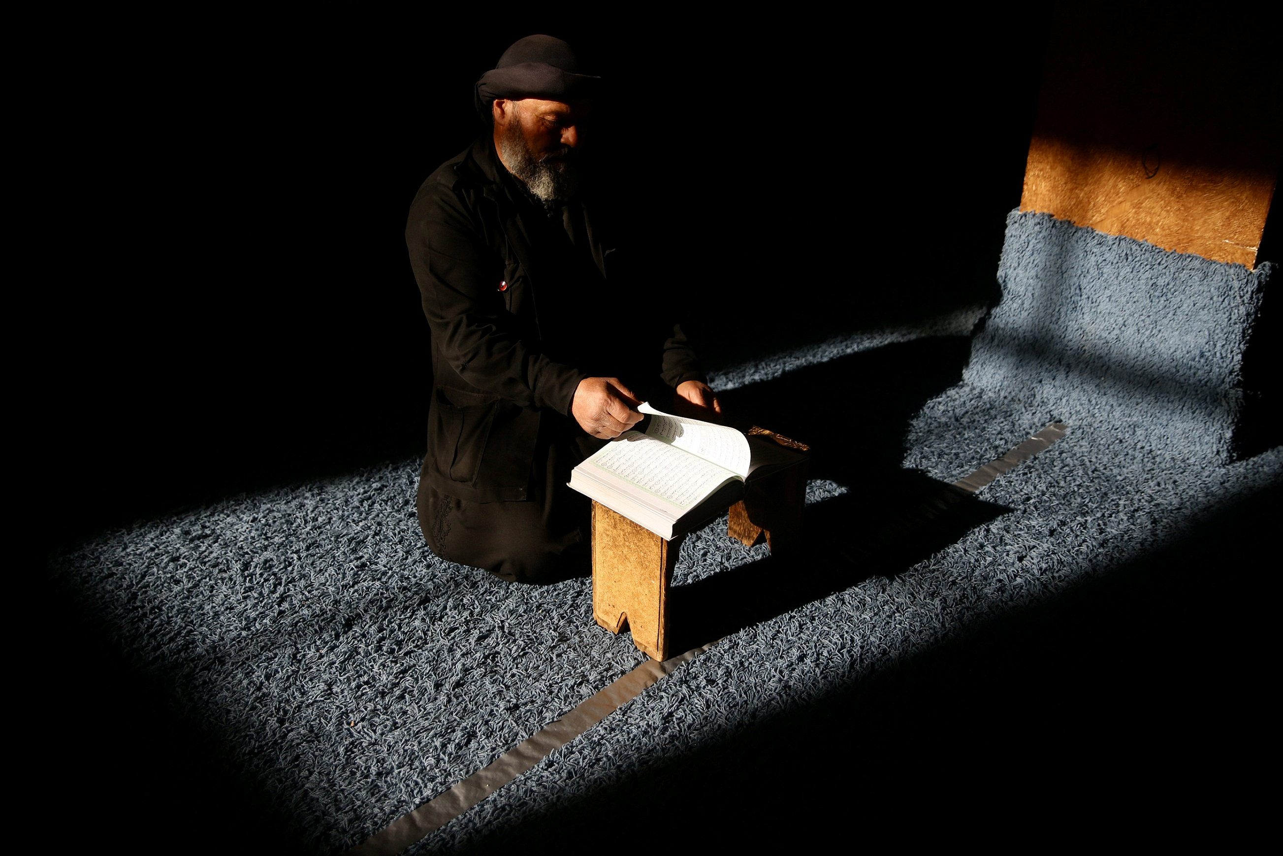 رجل يقرأ القرآن الكريم
