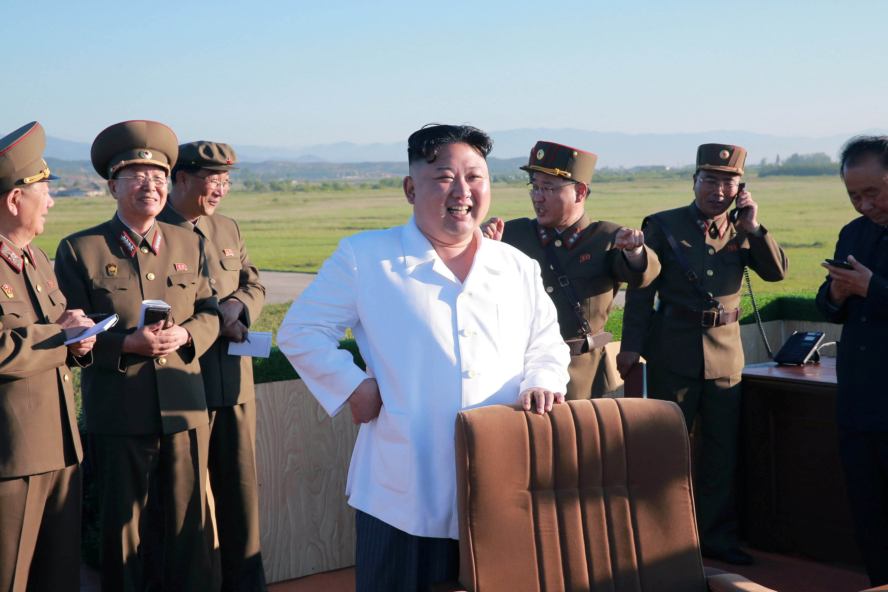 زعيم كوريا الشمالية يتابع تجربة سلاح مضاد للطائرات