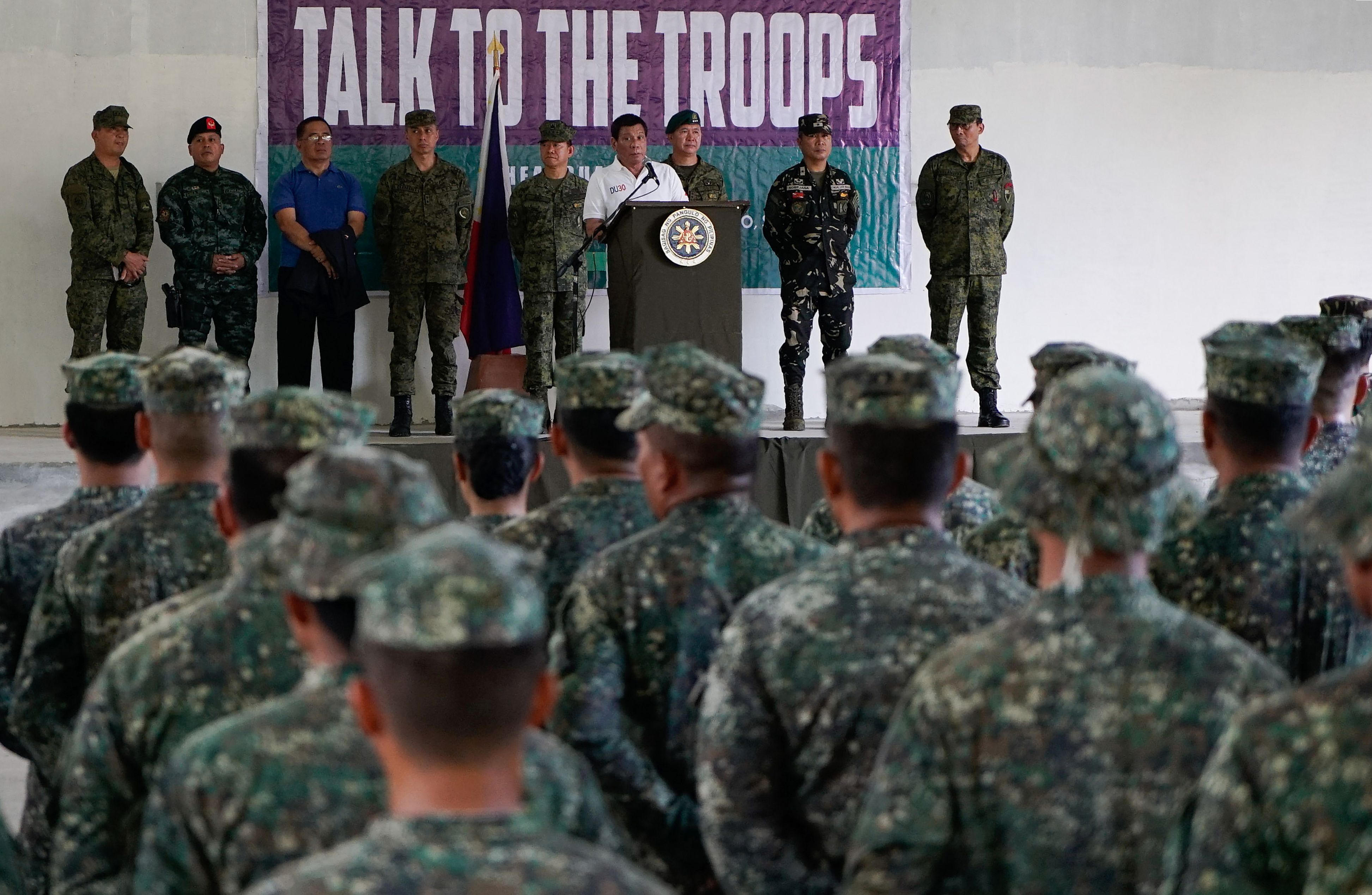 الرئيس الفلبيني رودريجو دوتيرتي يتحدث إلى قواته