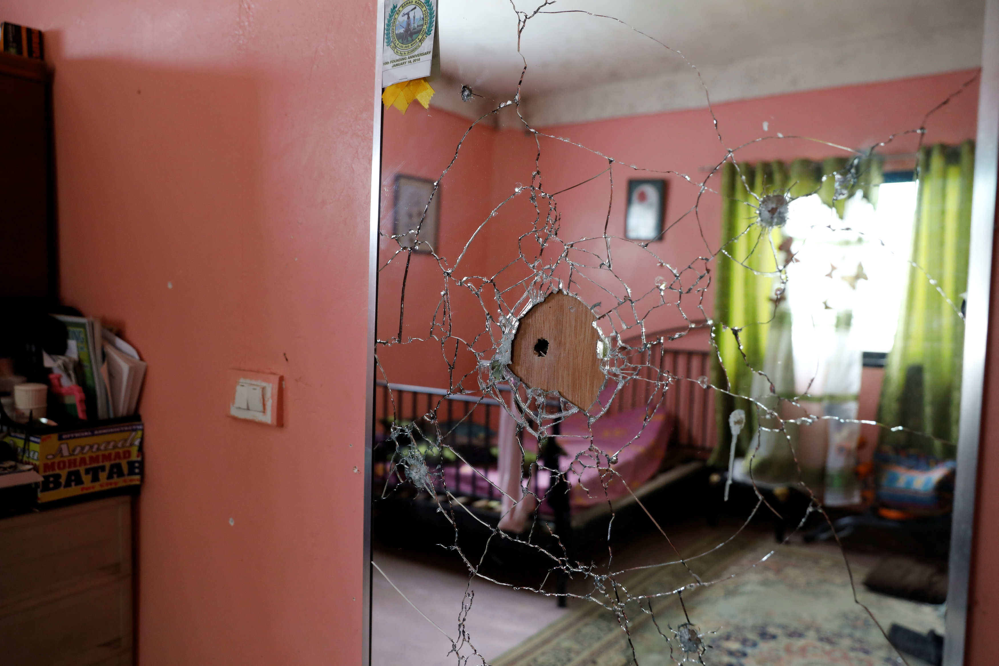 رصاصة قناص من جيش الفلبين تحطم زجاج منزل