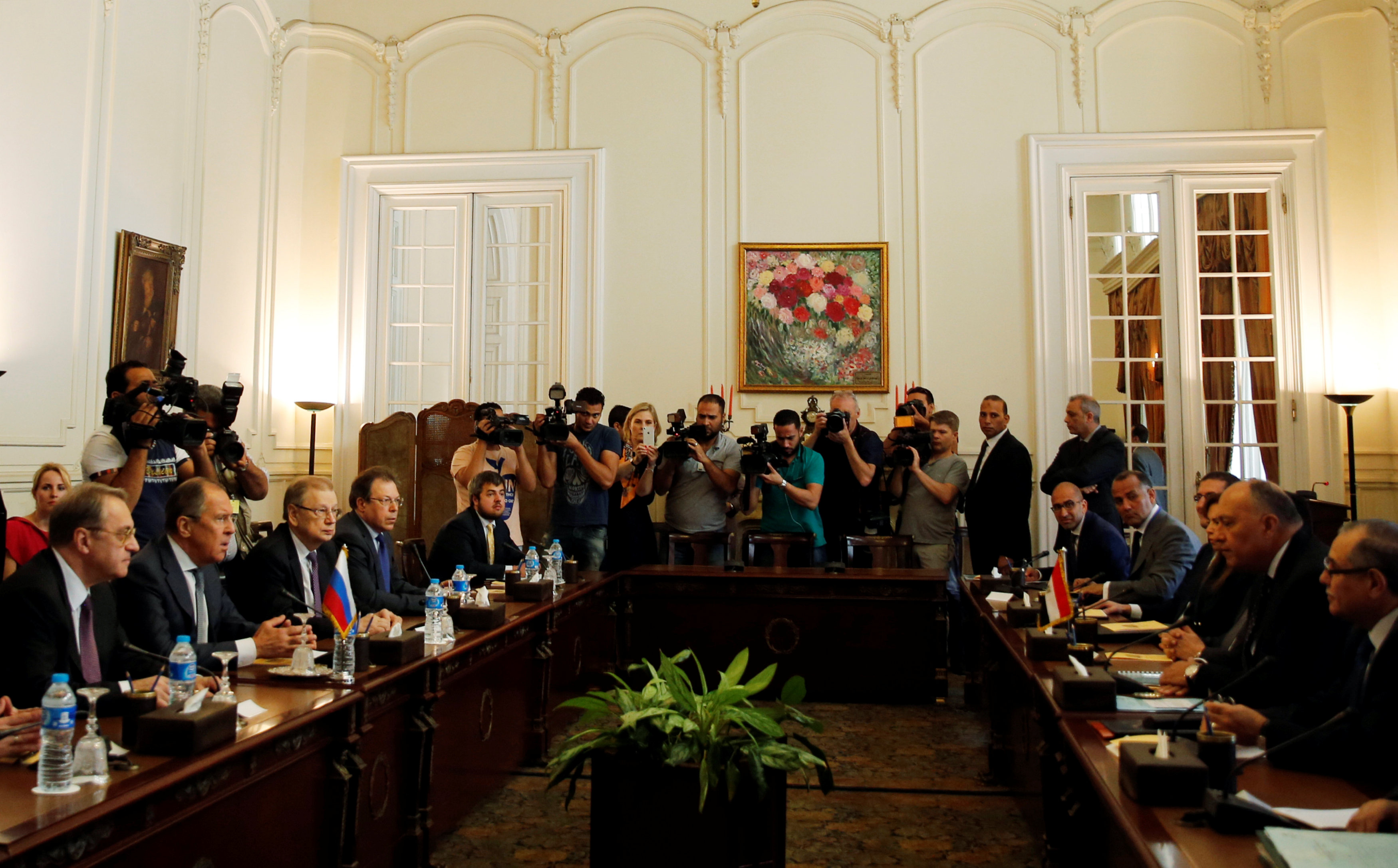 وزير الخارجية الروسي سيرجي لافروف خلال لقائه وزير الخارجية المصري