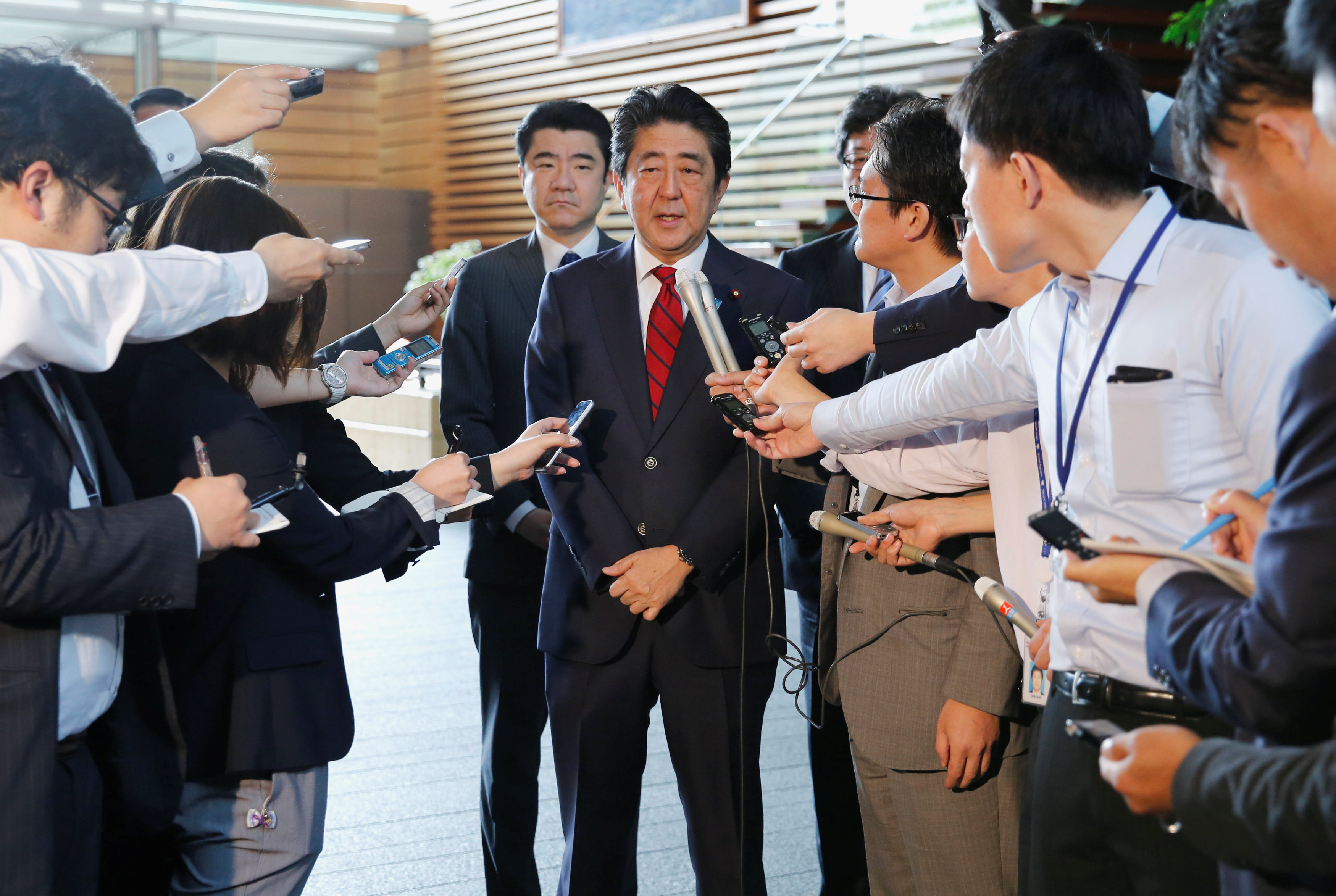رئيس الوزراء اليابانى يتحدث إلى الصحفيين