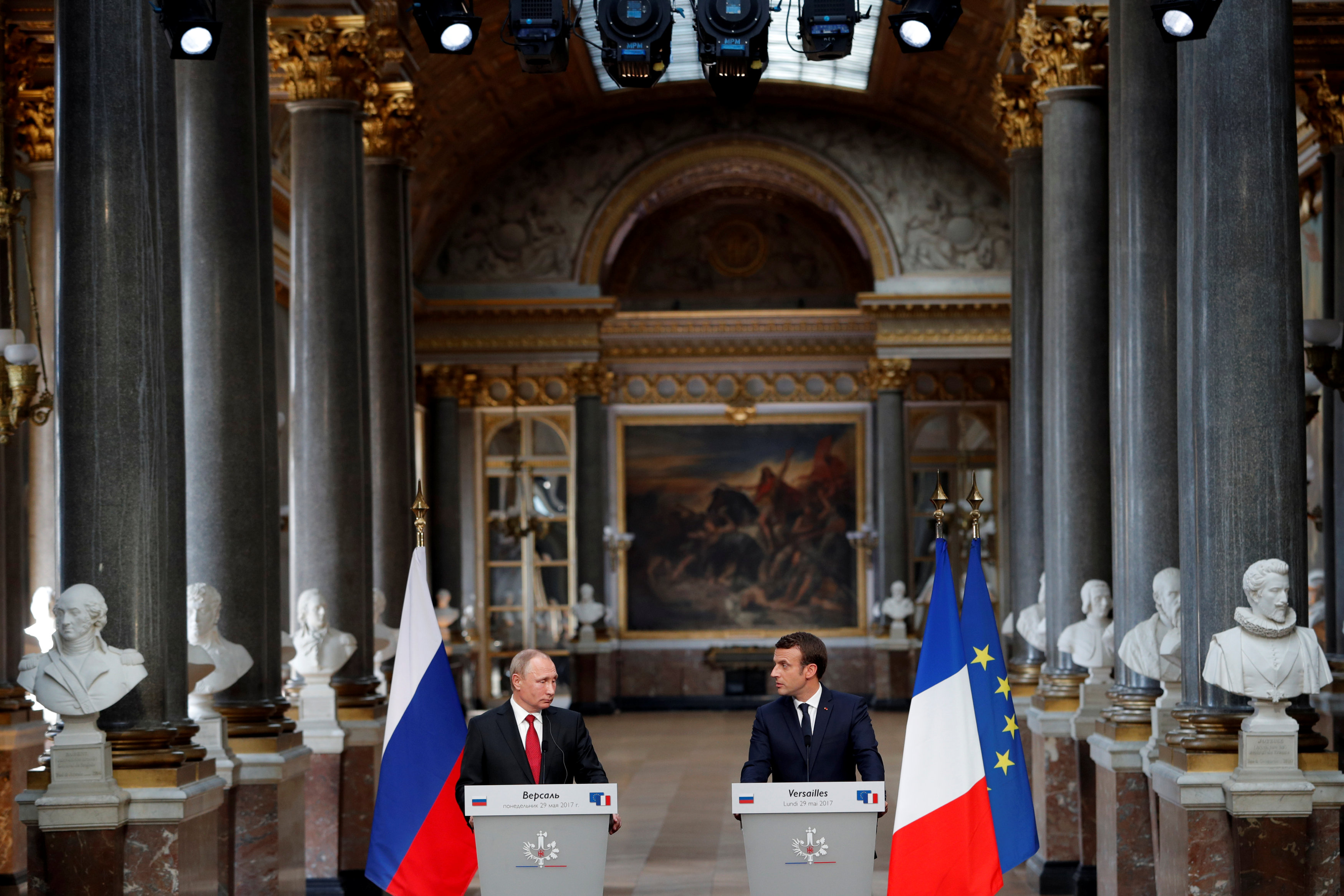 بوتين وماكرون بقصر فرساى فى العاصمة باريس