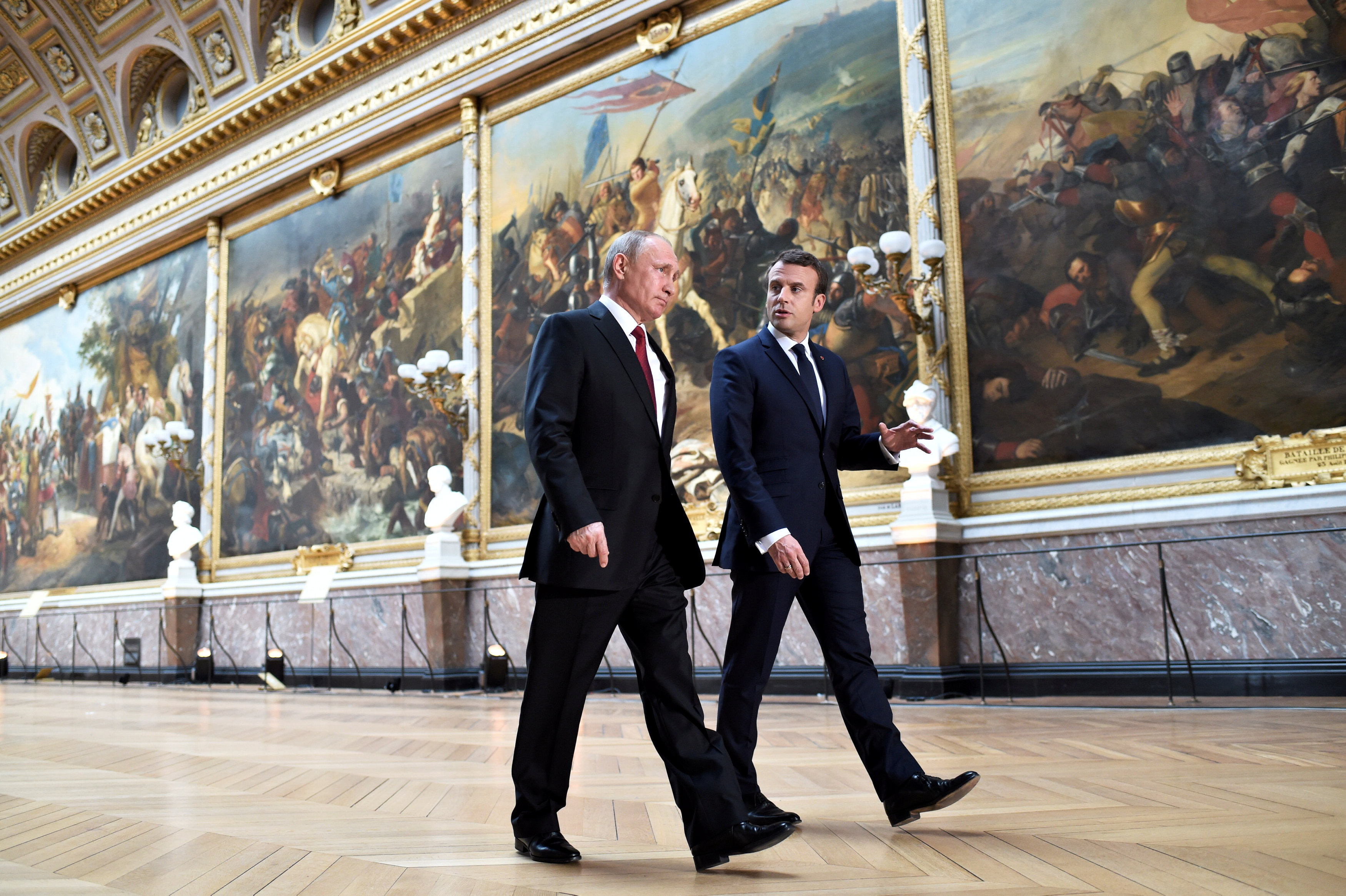 تجول الرئيس الروسى ونظيره الفرنسى فى قصر فرساى