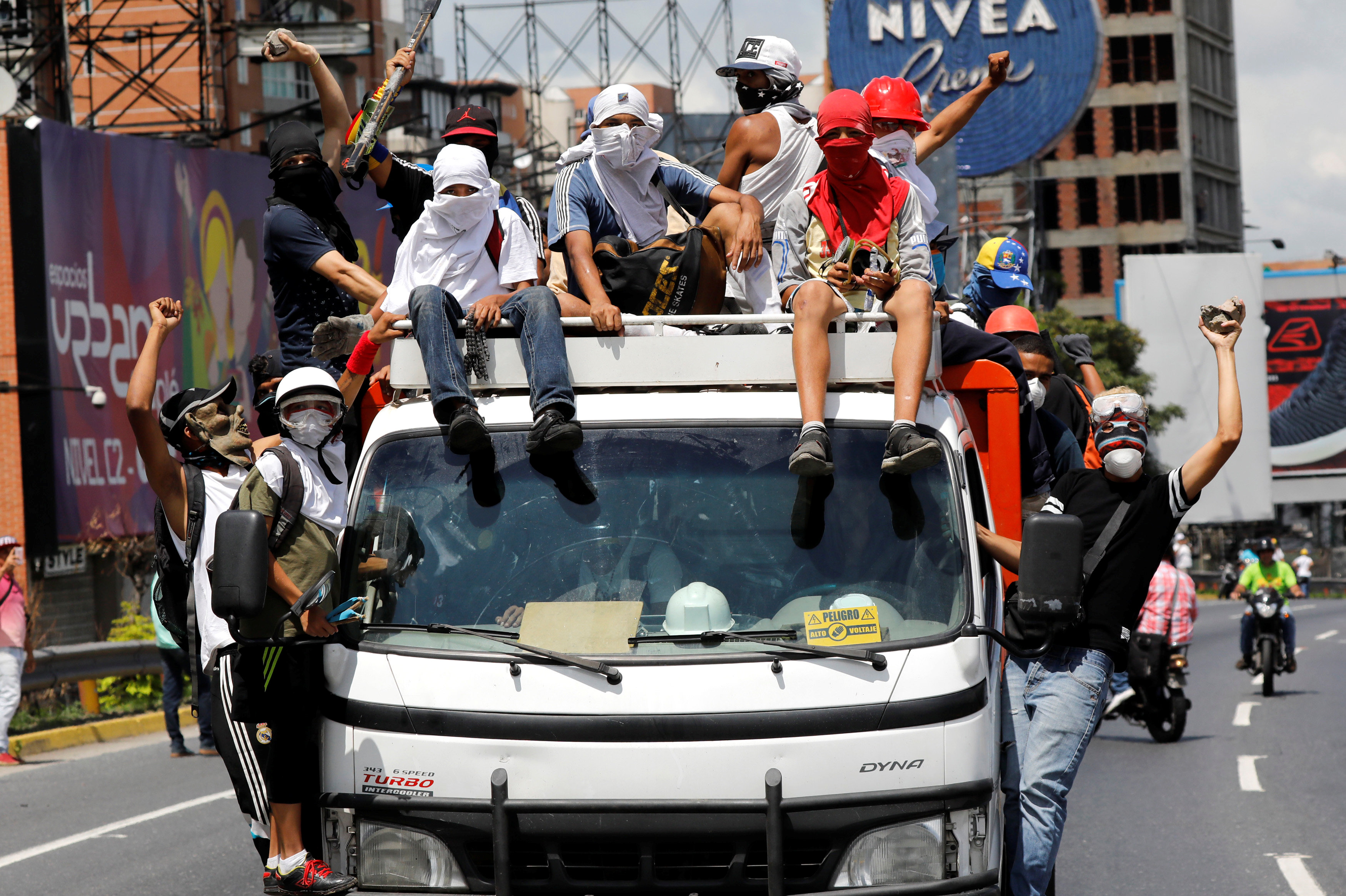 متظاهرو فنزويلا فى مواجهة قوات الشرطة