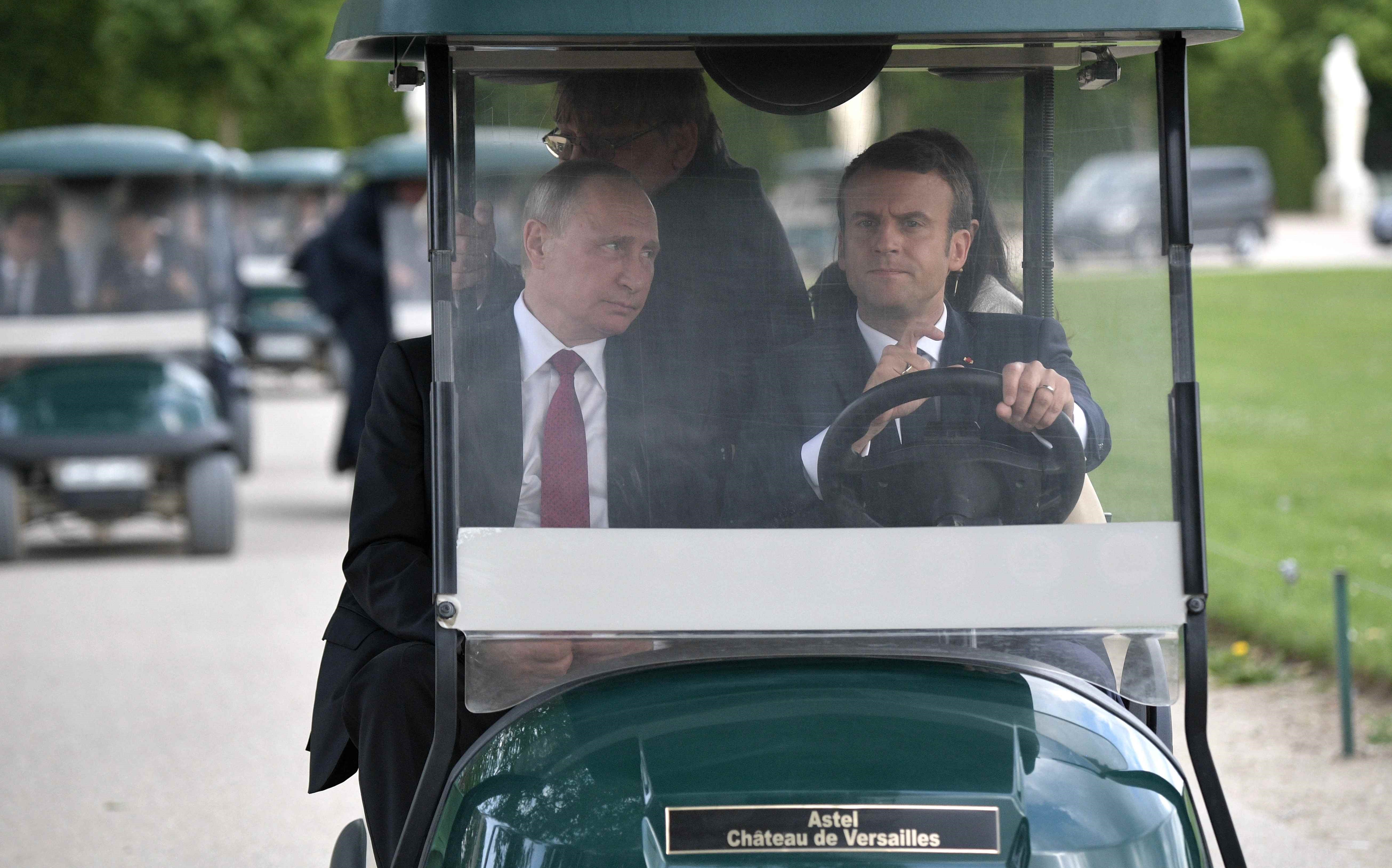 ماكرون يقود السيارة وبجواره بوتين فى قصر فرساى