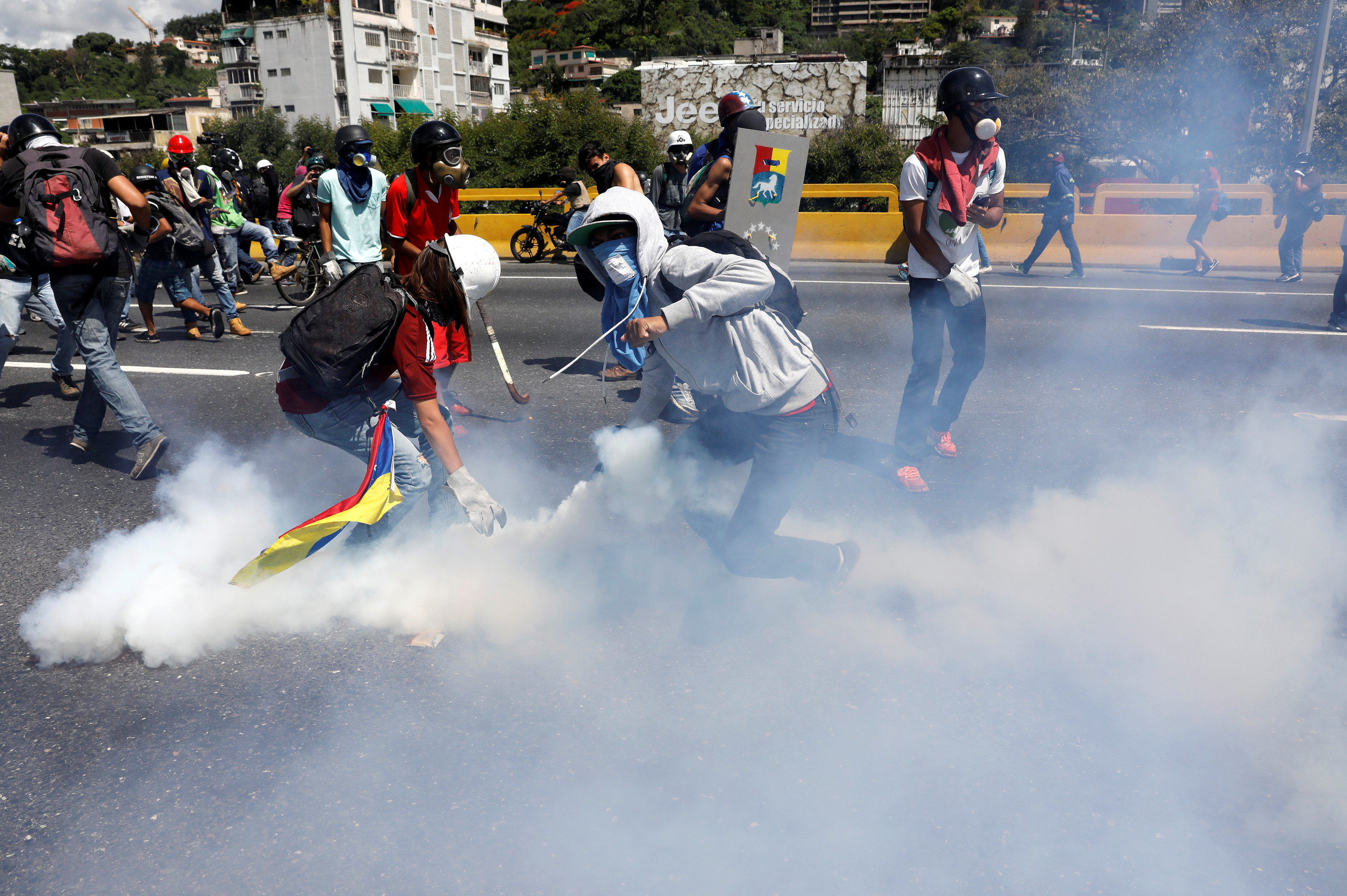 اشتباكات بين المتظاهرين والشرطة الفنزويلية
