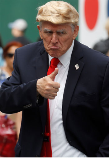 شبيه ترامب فى ساحة تايمز سكوير والمواطنون حريصون على التقاط صورا معه