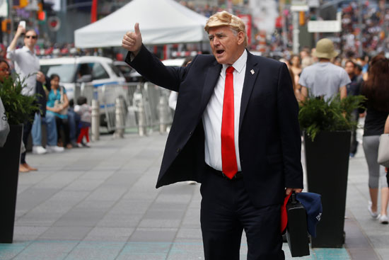 شبيه ترامب فى ساحة تايمز سكوير