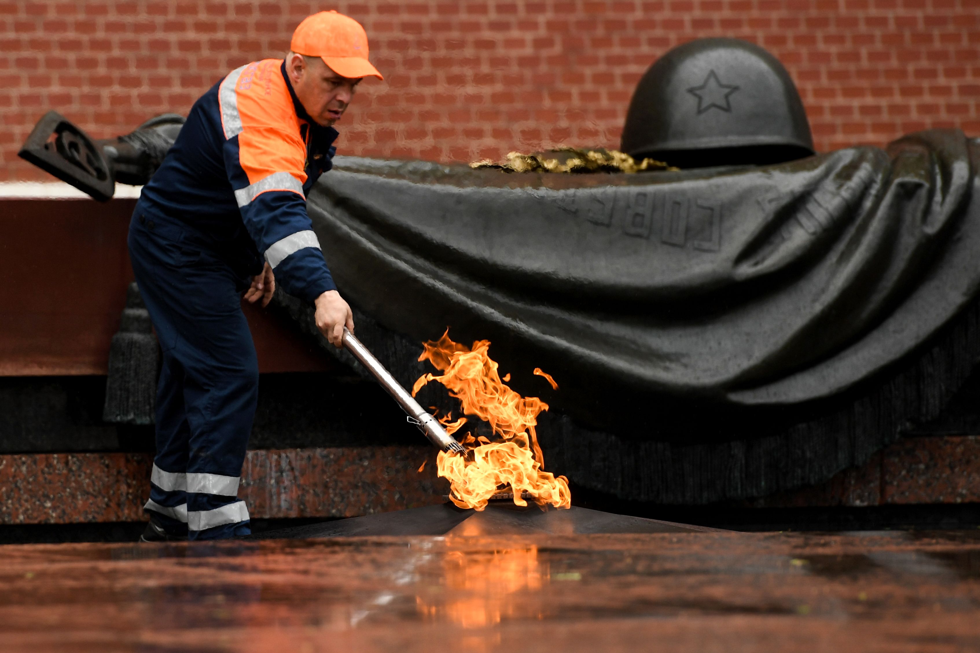 عامل بلدية ينظف المنطقة في موسكو بعد اندلاع العاصفة
