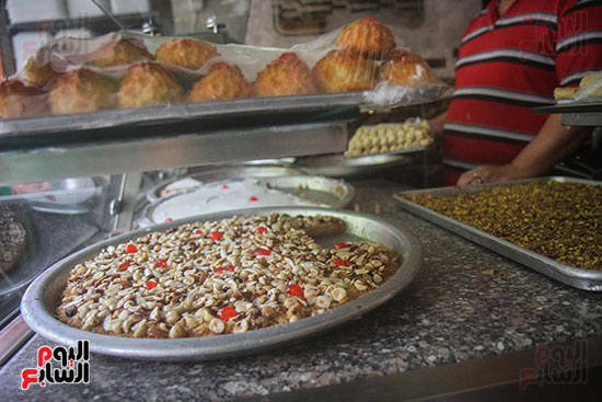 أنواع مختلفة من الحلويات السورية المنتشرة بالسوق المصرية حالياً