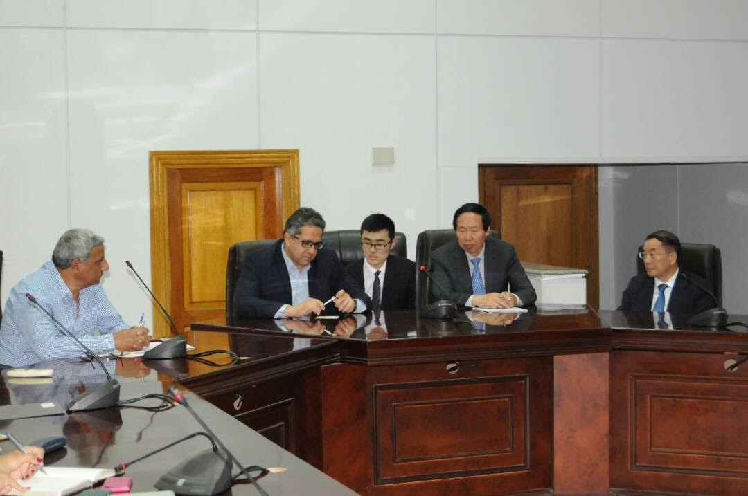 وزير الآثار يلقتى وفد صينى  (1)