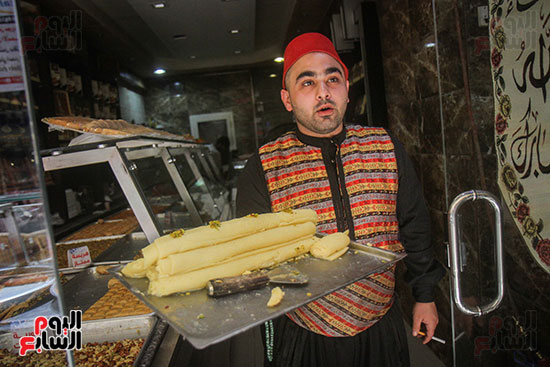 أحد البائعى الحلويات السورية