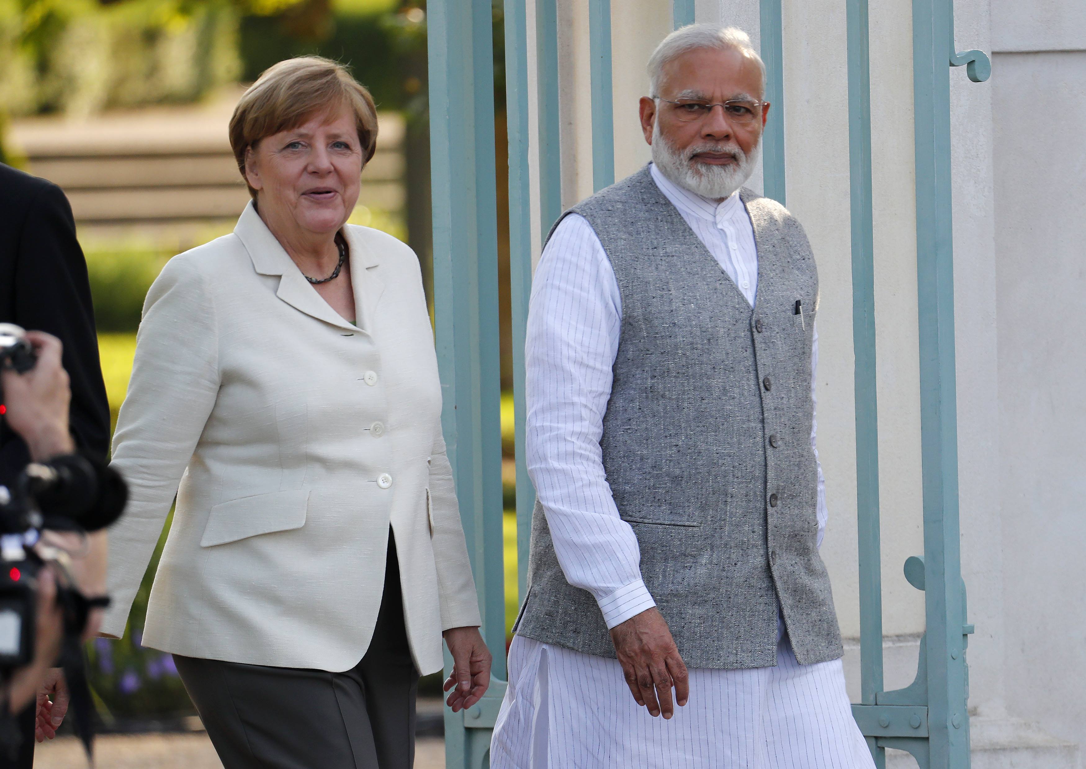 رئيس الوزراء الهندى  ناريندرا مودى مع ميركل