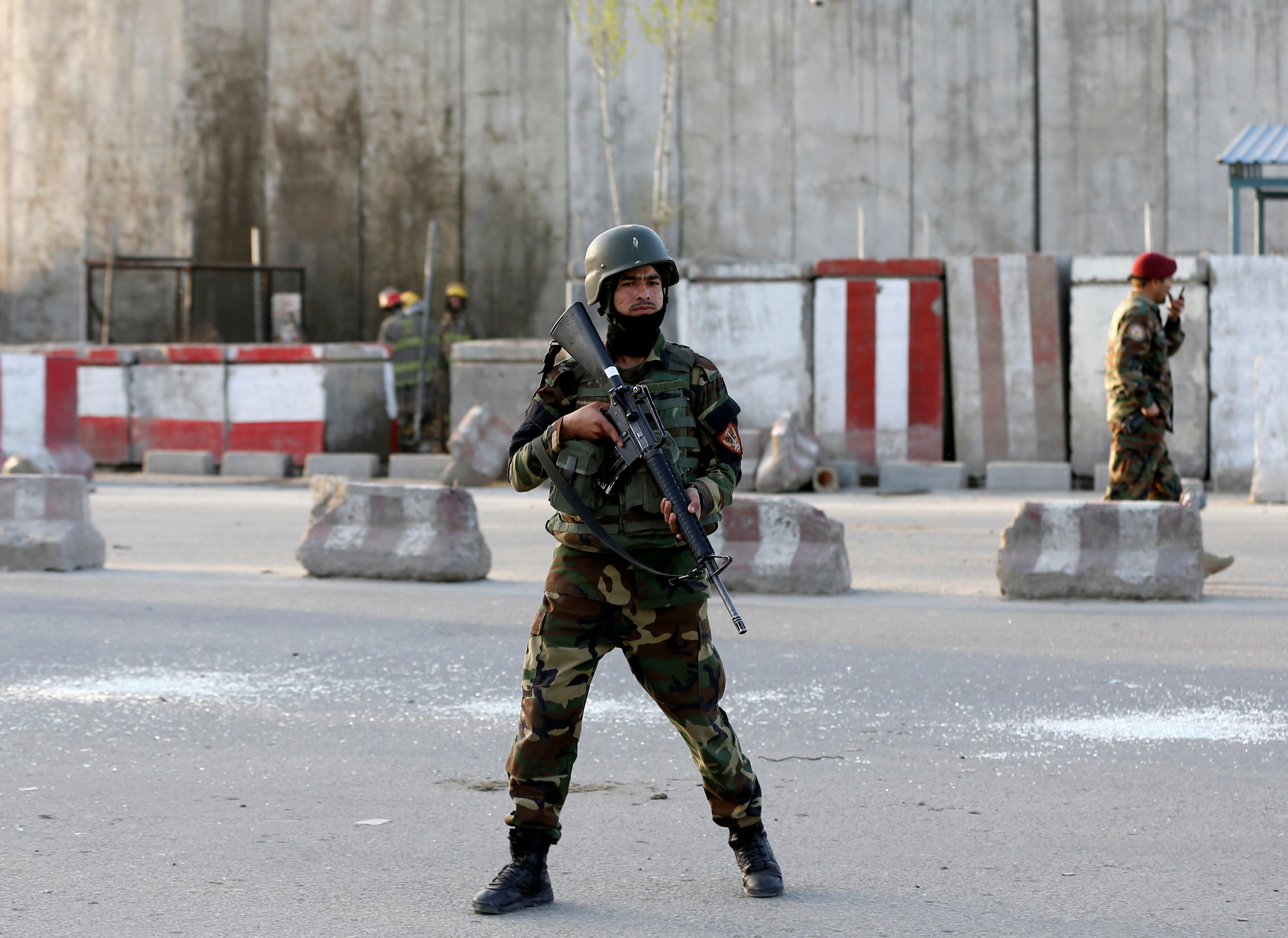شرطى أفغانى بموقع الانفجار