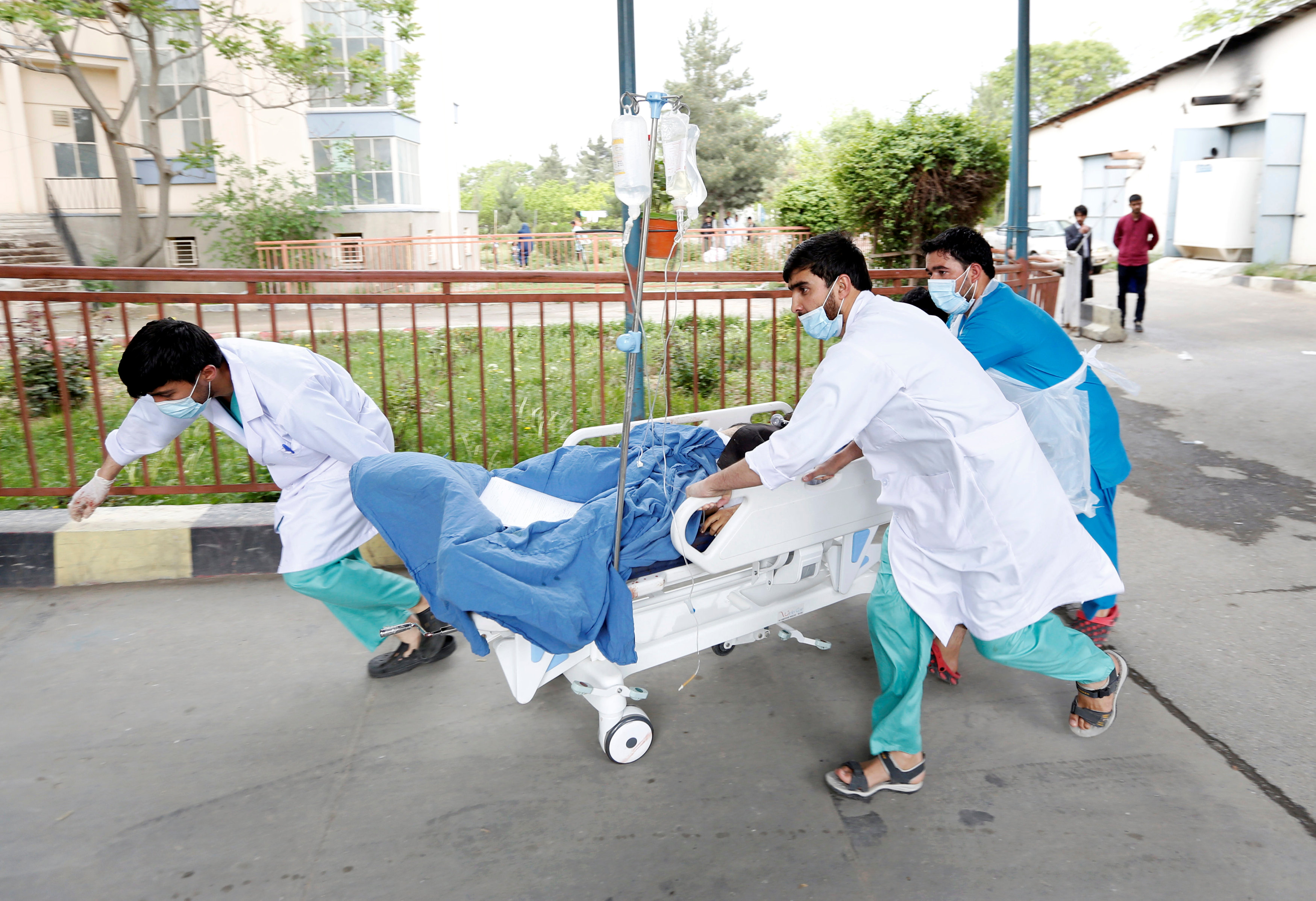 طواقم الاسعاف تنقل أحد المصابين جراء انفجار كابول