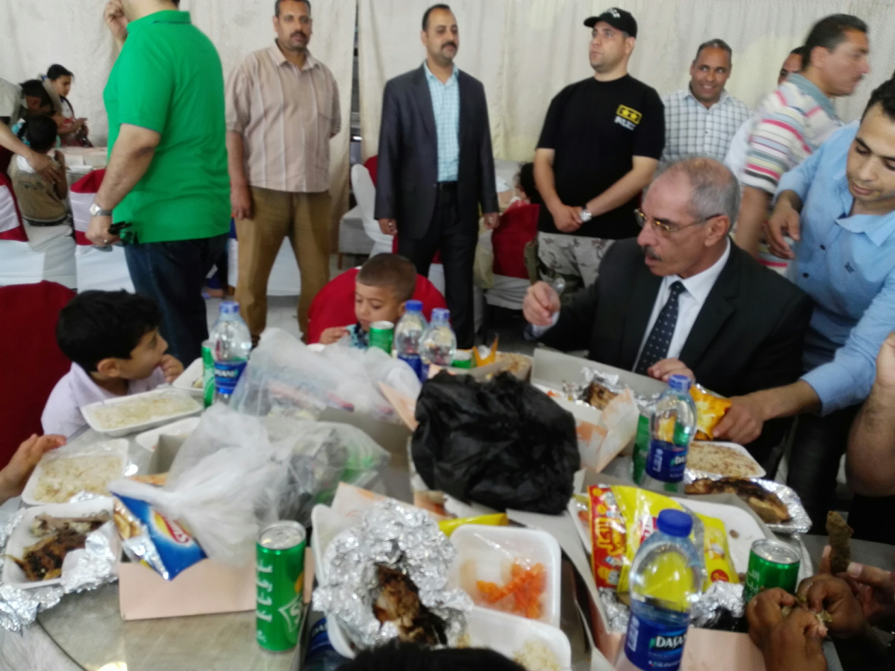 مدير امن بنى سويف يتناول الغذاء مع الايتام