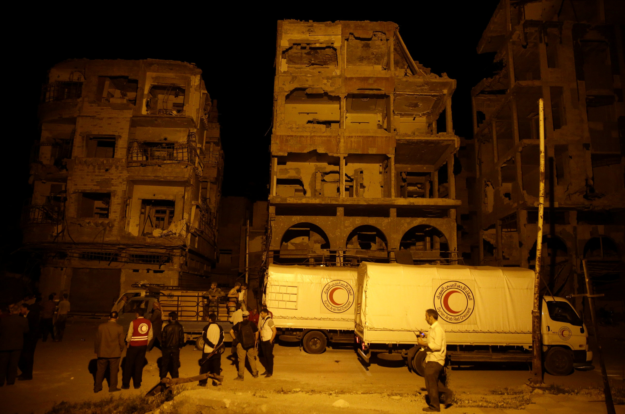 وصول قافلة المساعدات الغذائية والطبية إلى مدينة دوما السورية المحاصرة