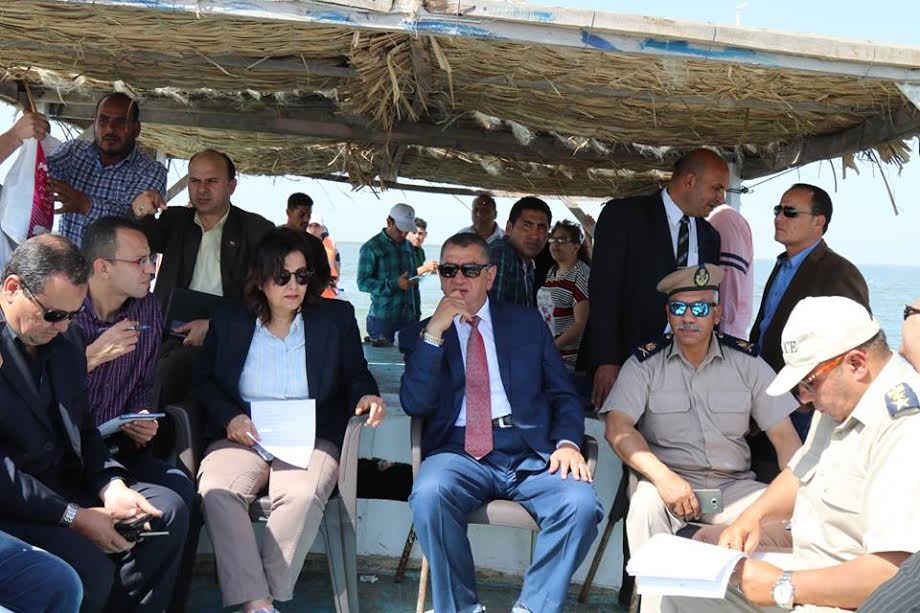 1- جانب من متابعة المحافظ ونائب وزير الزراعة لإزالة لتعديات ببحيرة البرلس