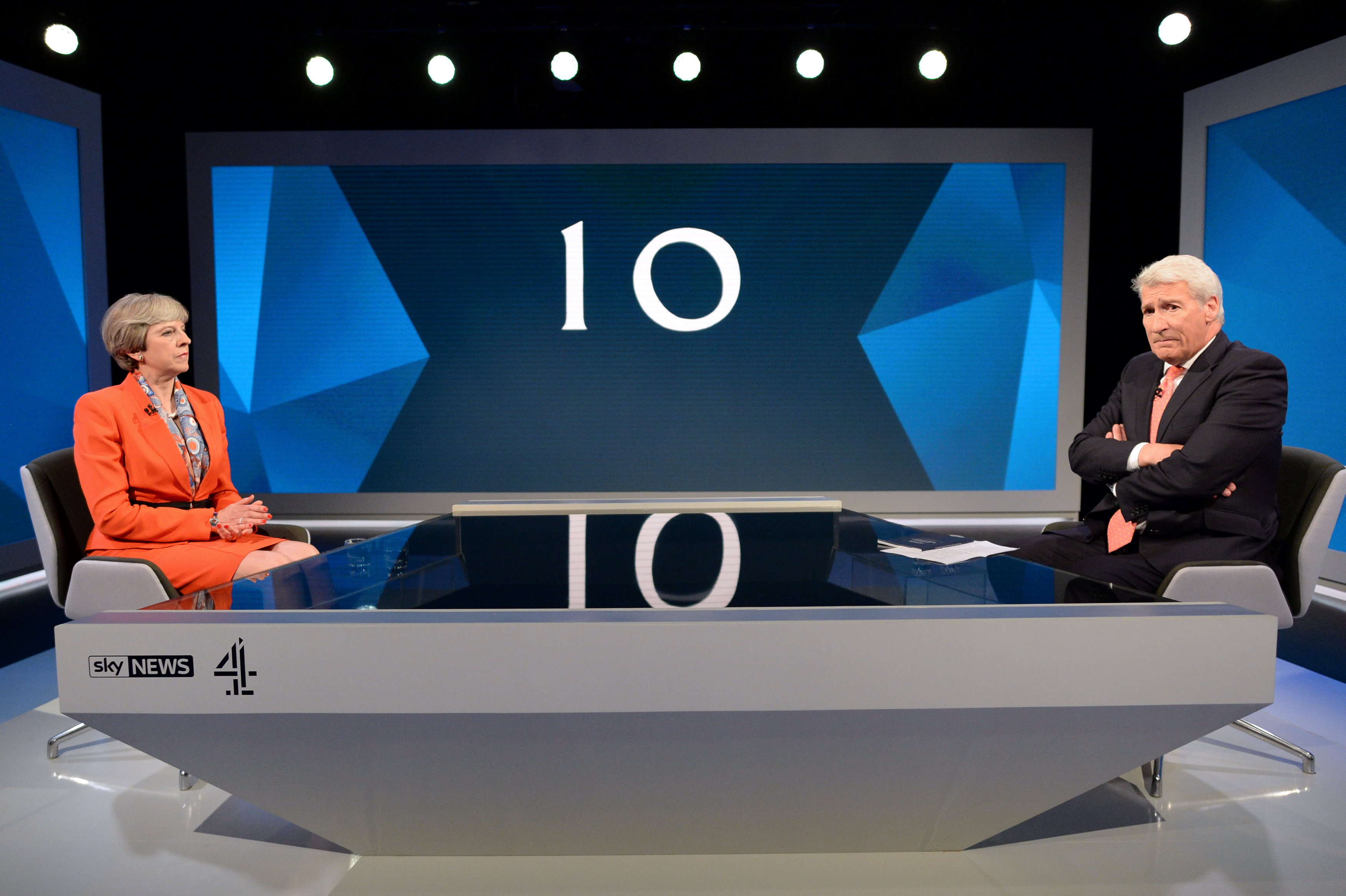 تيريزا ماى رئيس الوزراء البريطانى خلال لقاءها التلفزيونى على سكاى نيوز