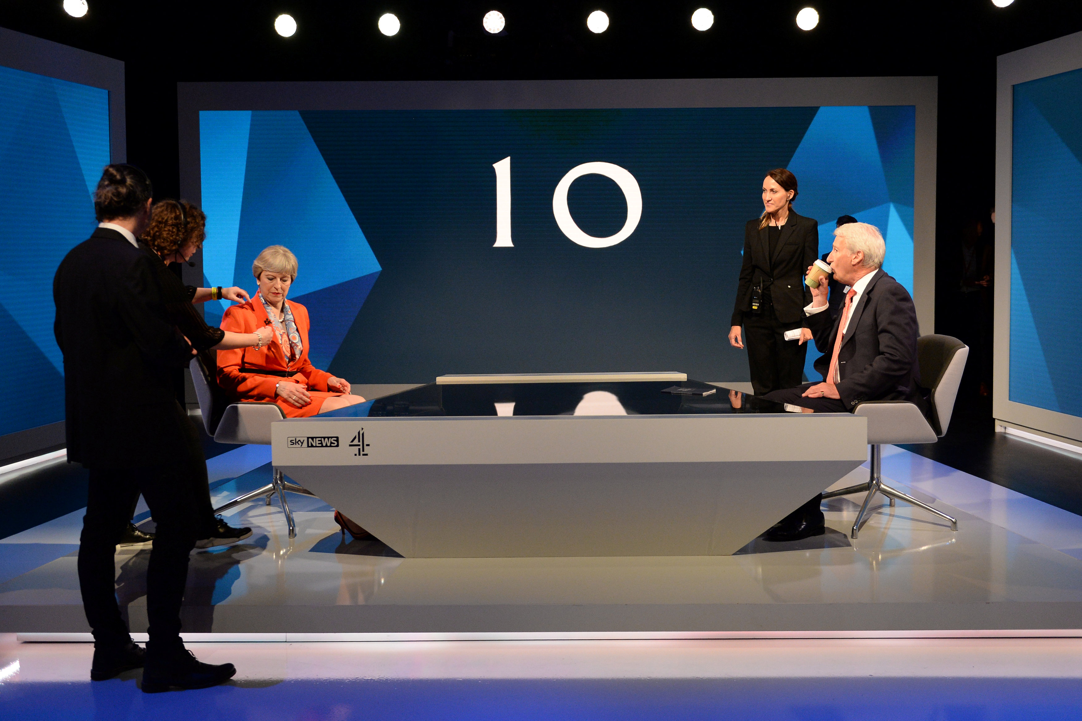 لقاء تلفزيونى لرئيسة وزراء بريطانيا