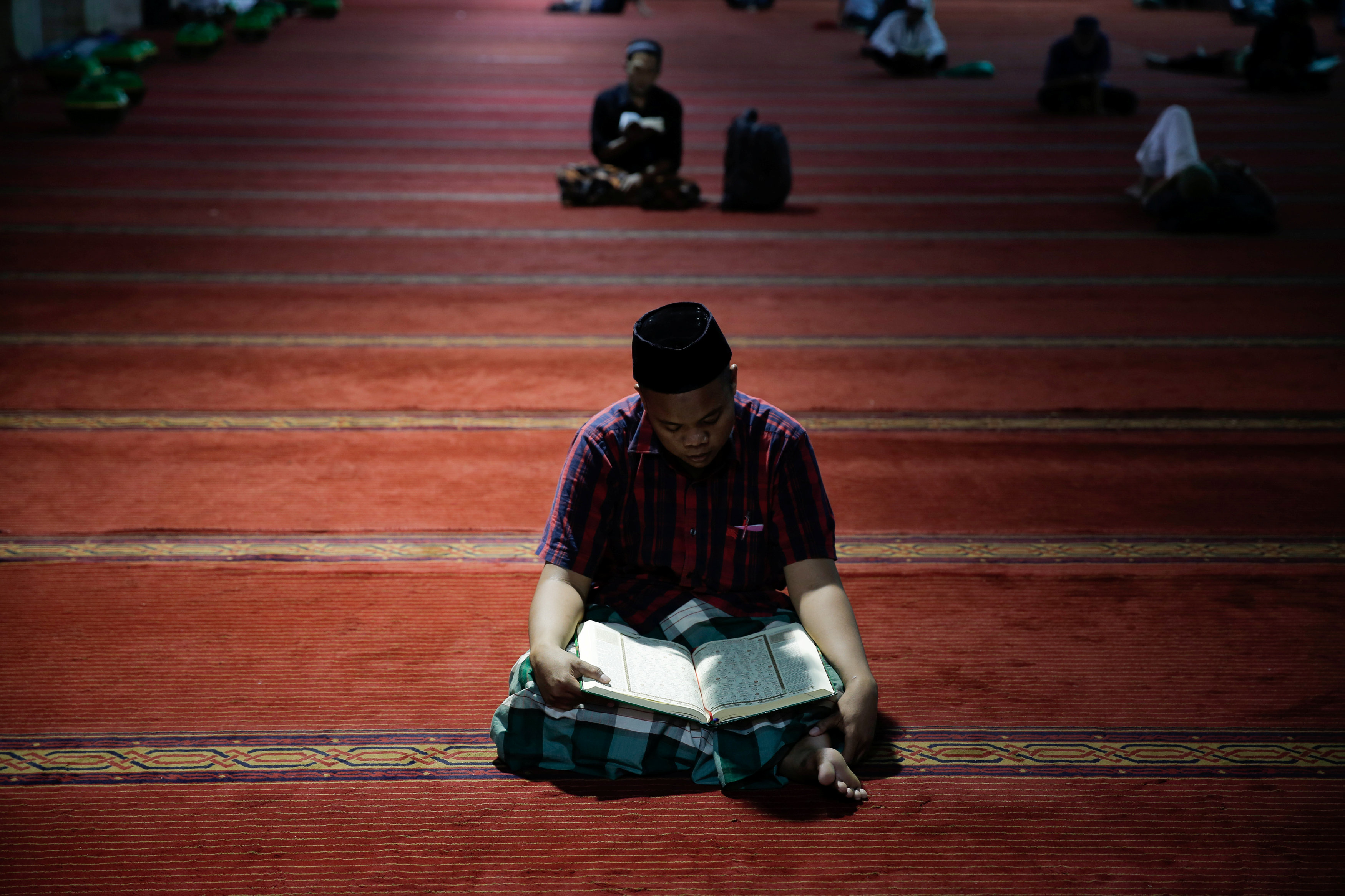 شاب إندونيسى يقرأ القرآن