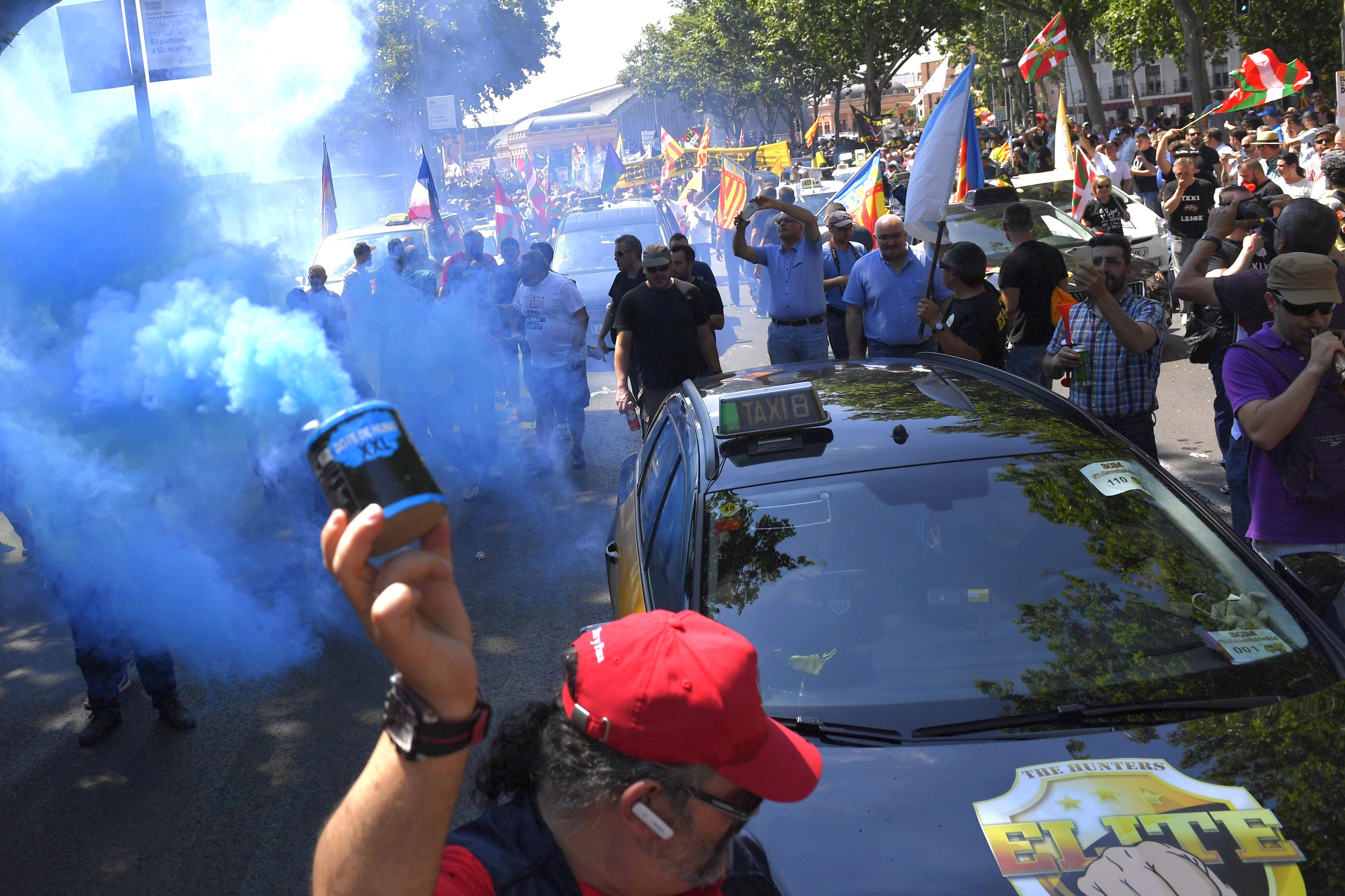 متظاهرون يستخدمون قنابل الدخان تعبيرا عن احتجاجهم