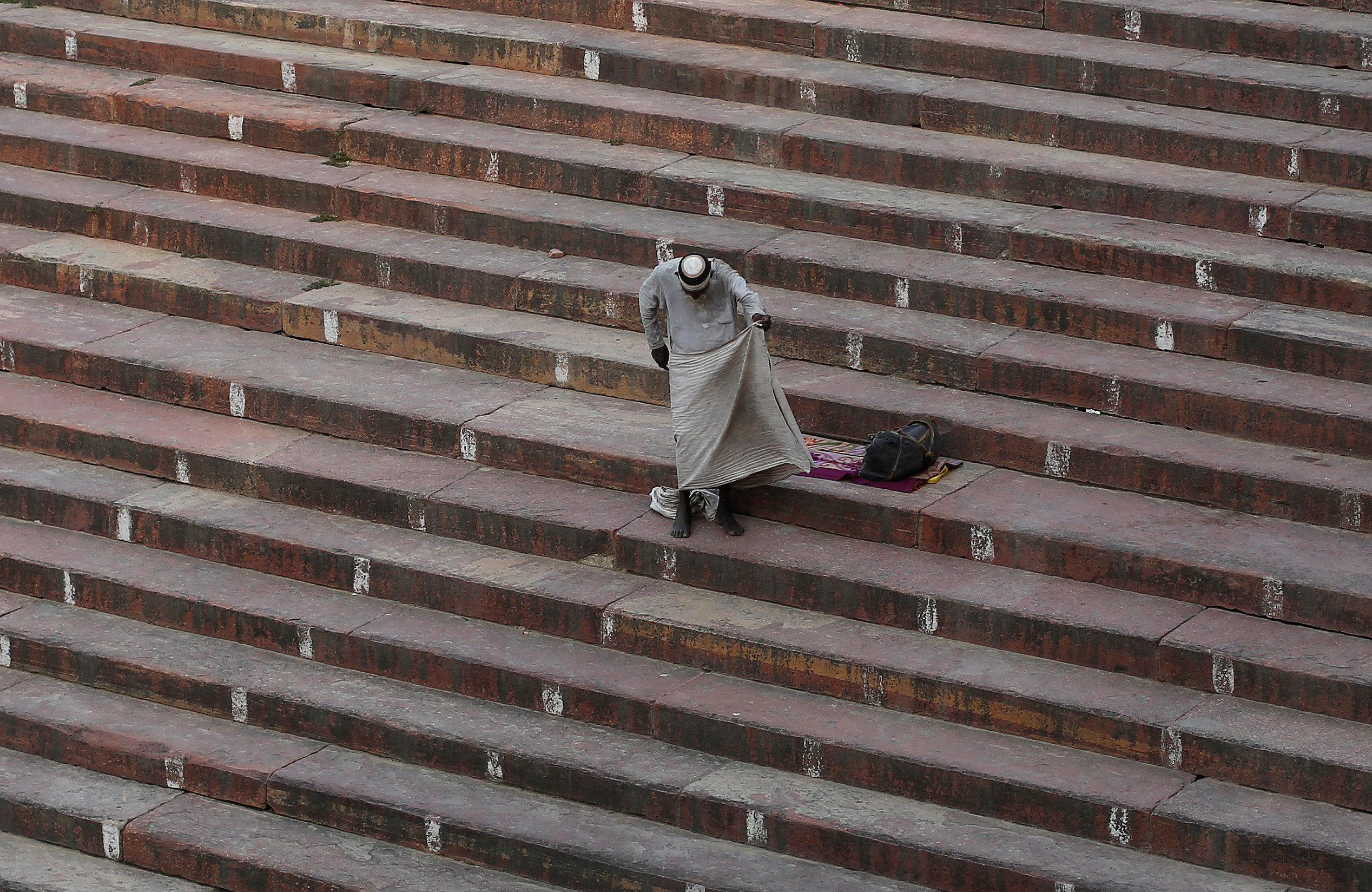 رجل ينتظر الصلاة داخل مسجد بالهند