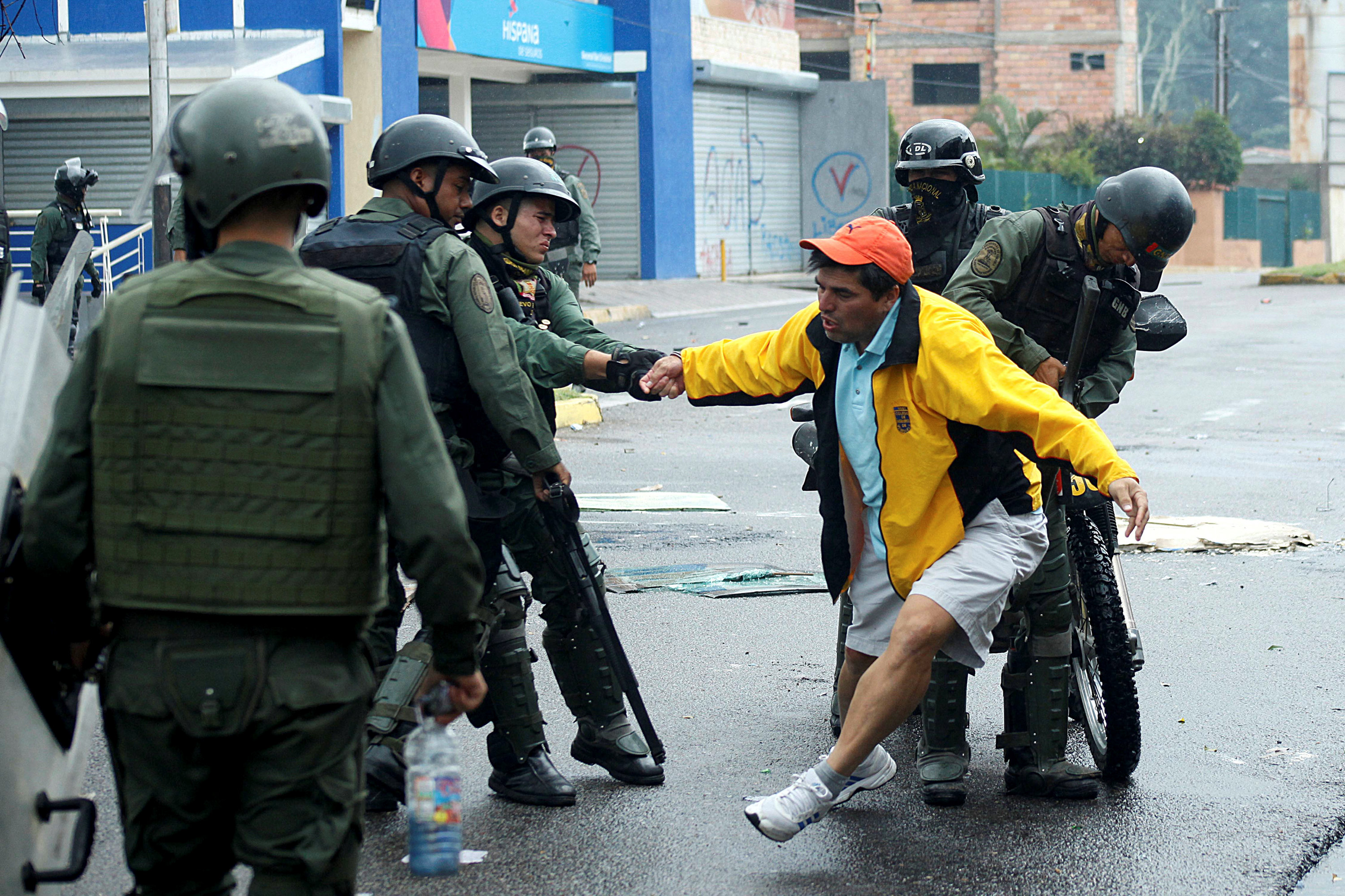 الشرطة الفنزويلية تنقذ احد المتظاهرين