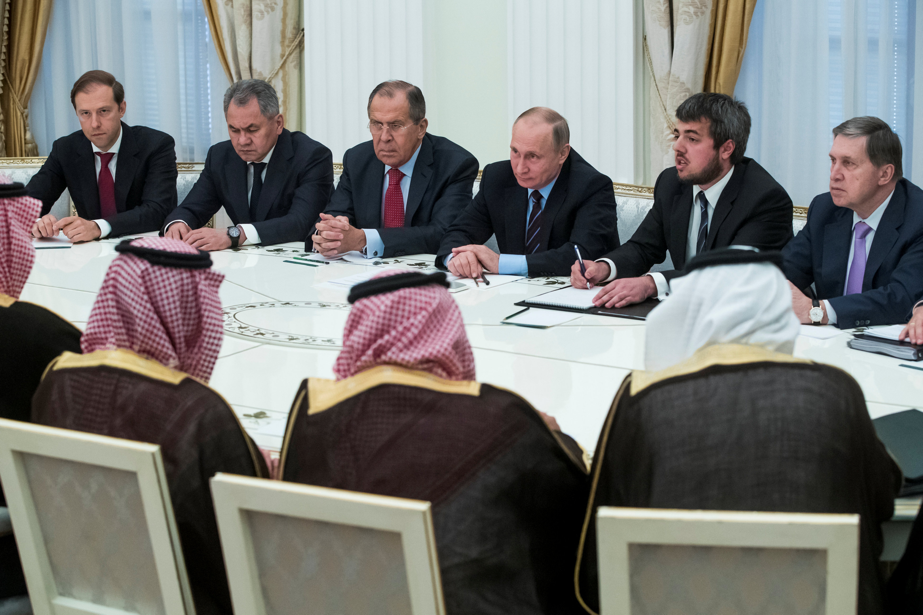 اجتماع الحكومة السعودية والروسية بحضور بوتين