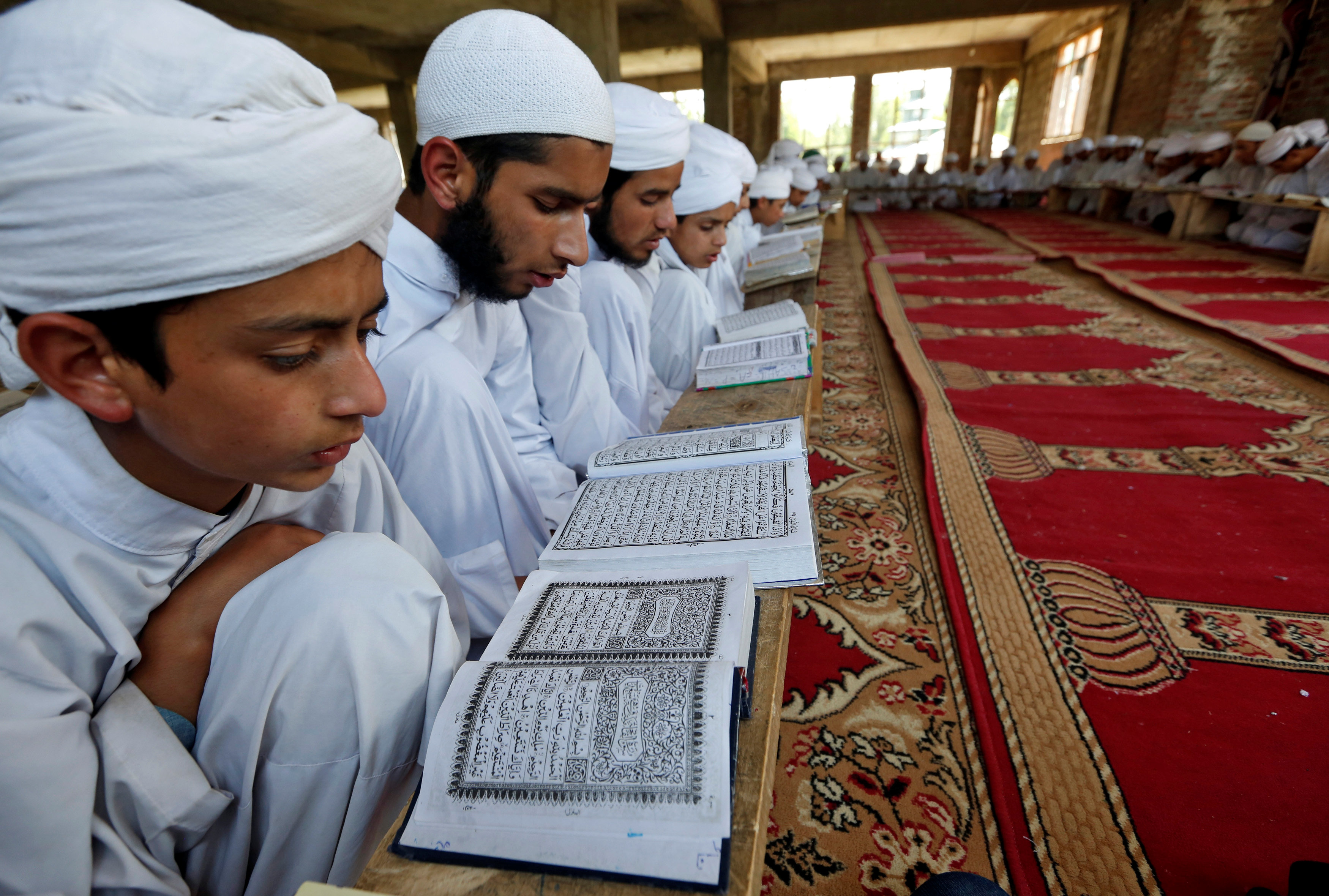 أطفال إندونسيون يقرأون القرآن