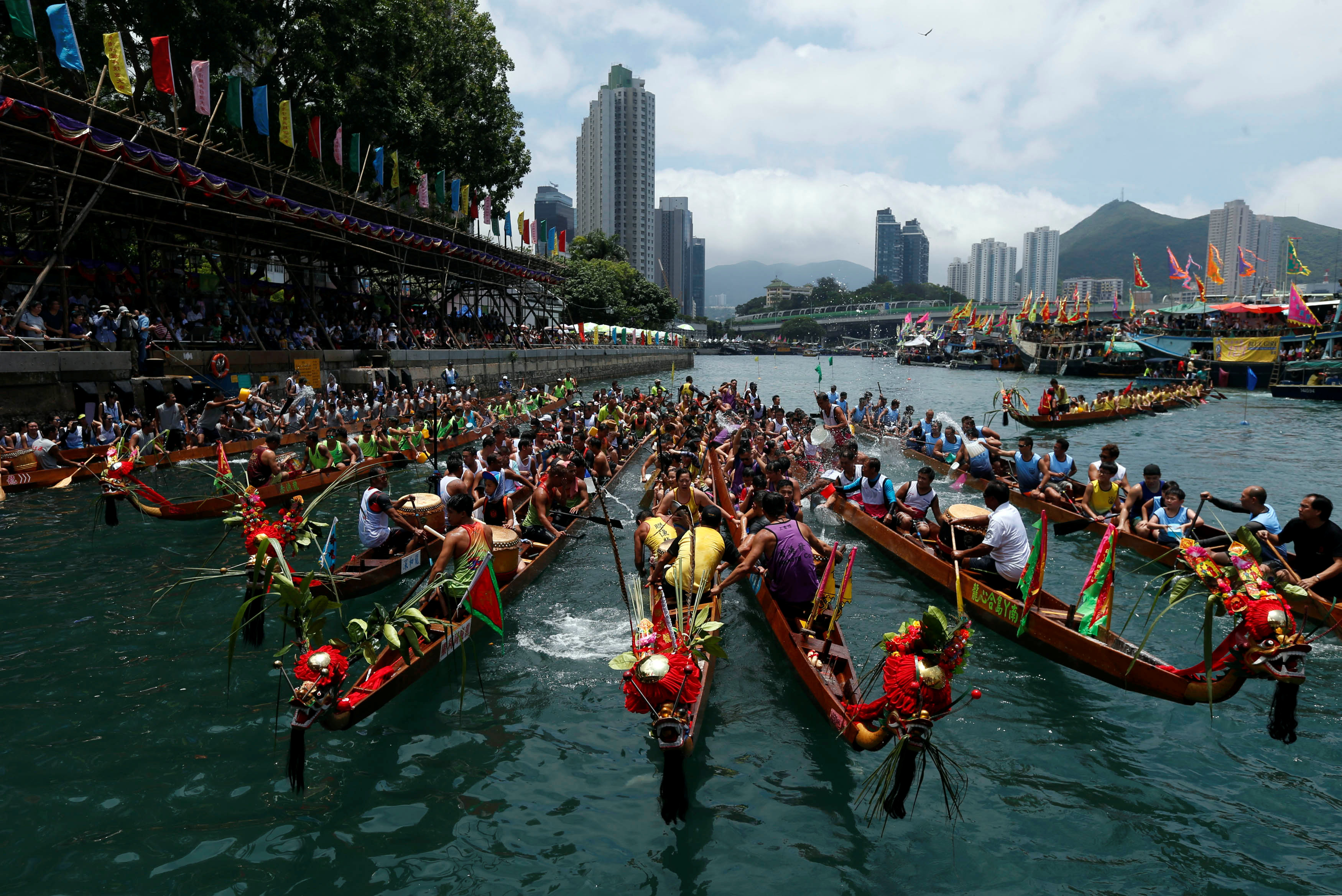 Dragon boat festival holiday. Дуаньу праздник драконьих лодок. Праздник дуаньу в Китае. Праздник драконьих лодок в Китае. Фестиваль драконьих лодок в Китае.