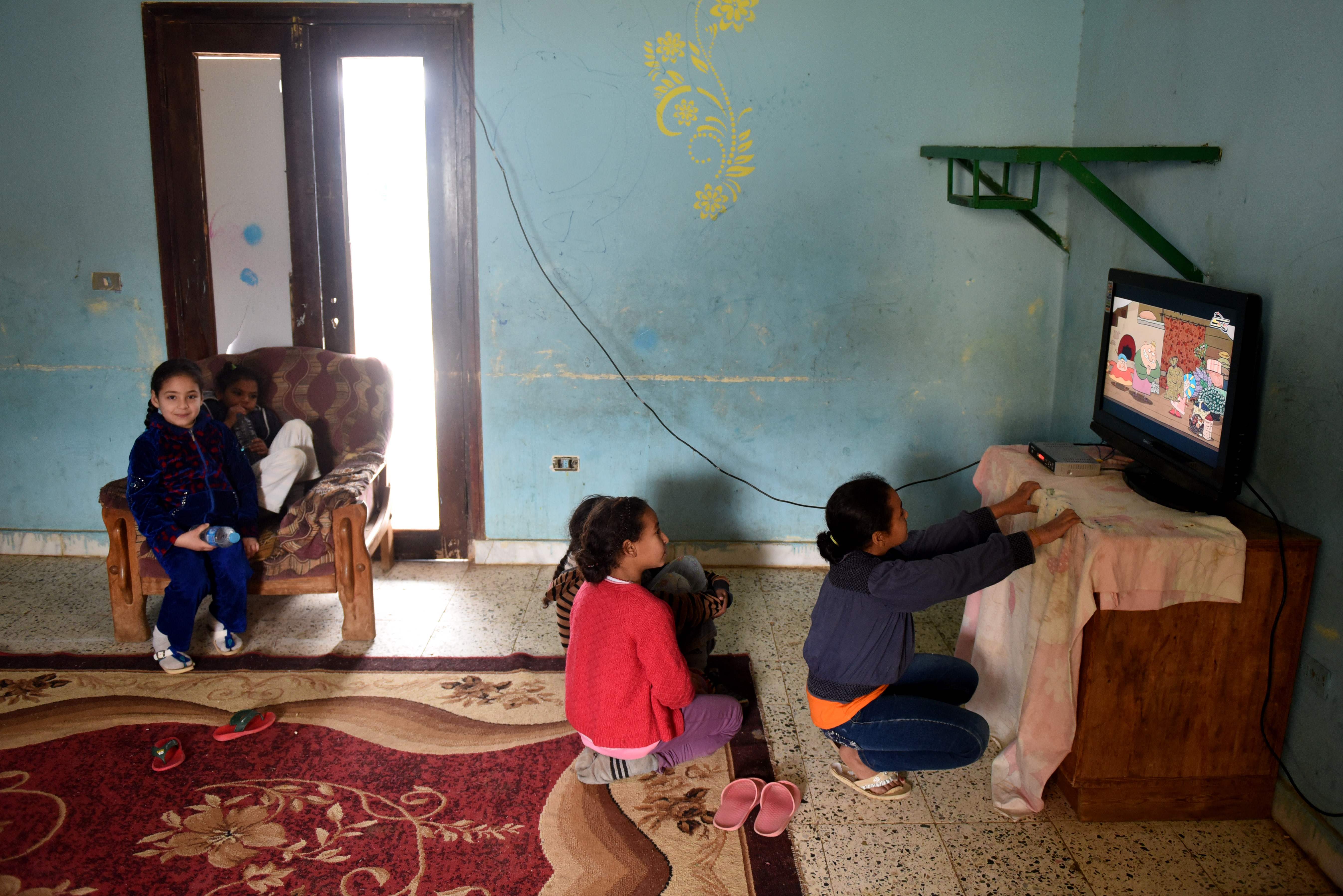أطفال شاهدون التلفاز فى جمعية أطفال بلا مأوى