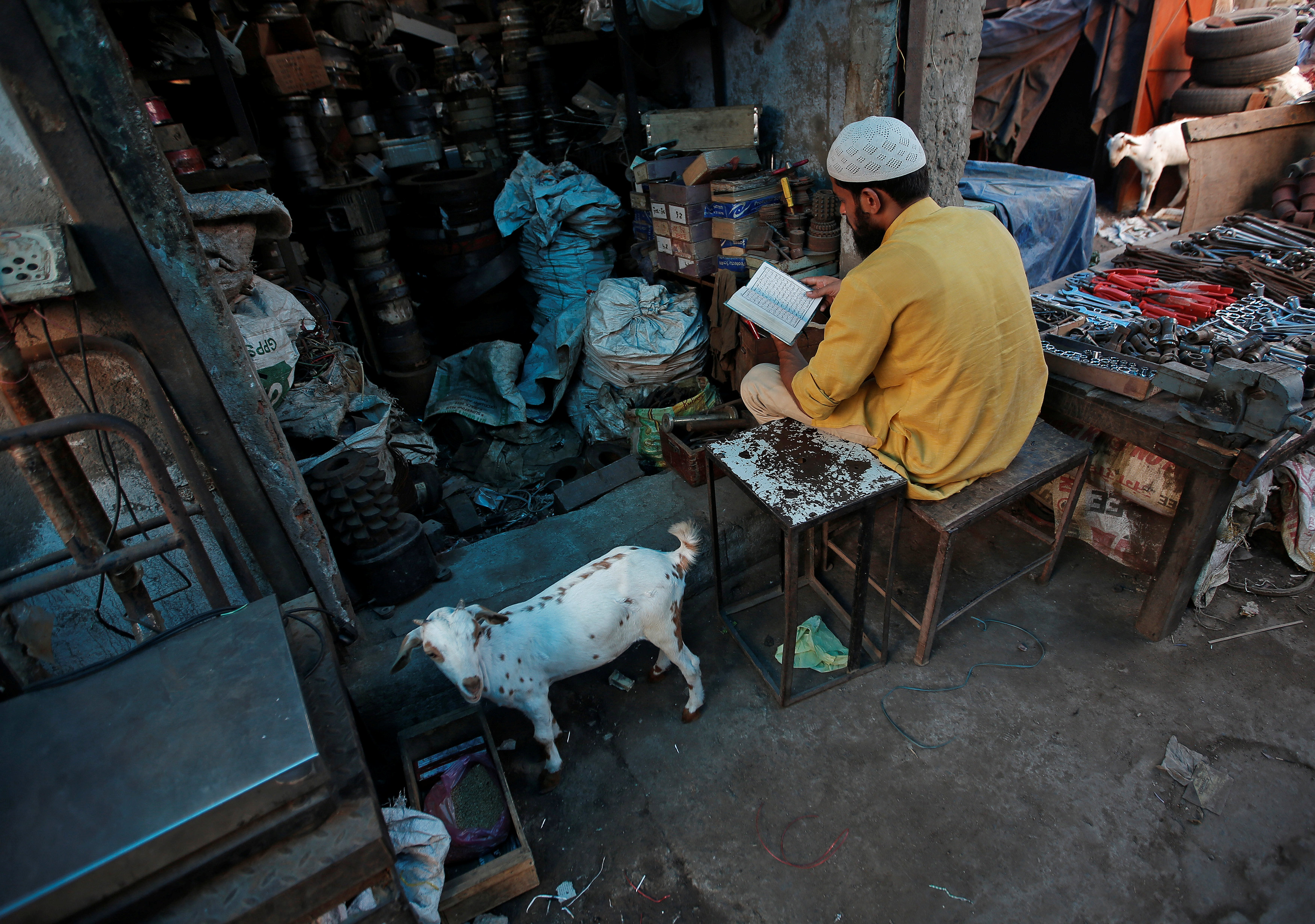 مواطن هندى يقرأ القرآن قبل آذان المغرب