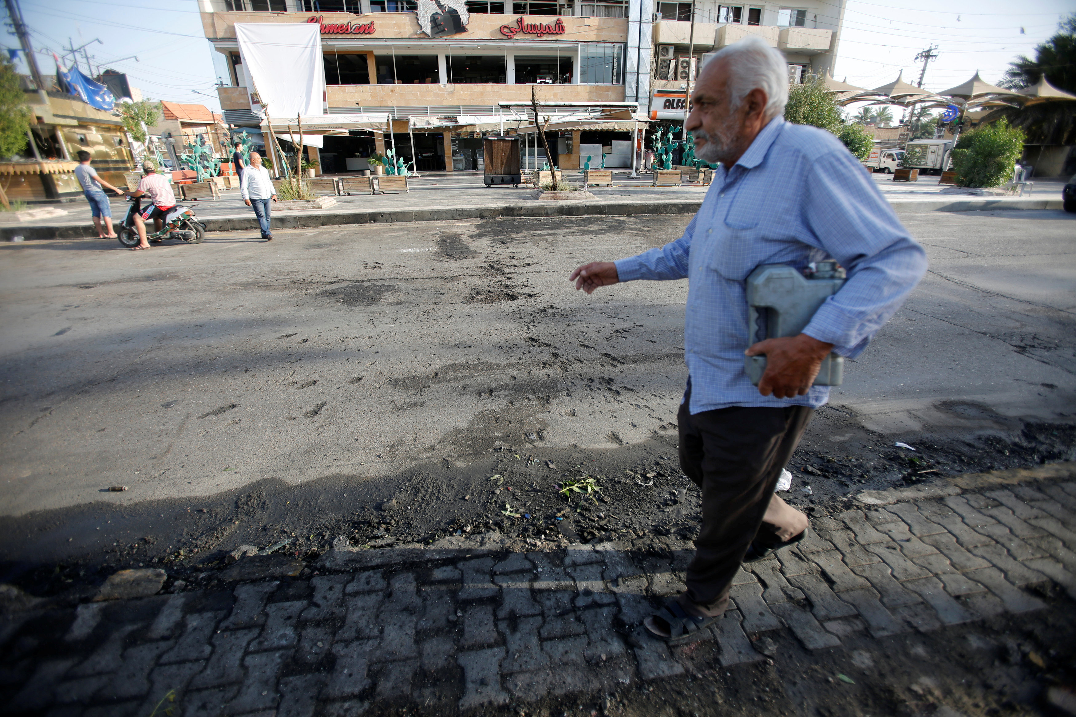 اثار الانفجار فى شوارع بغداد