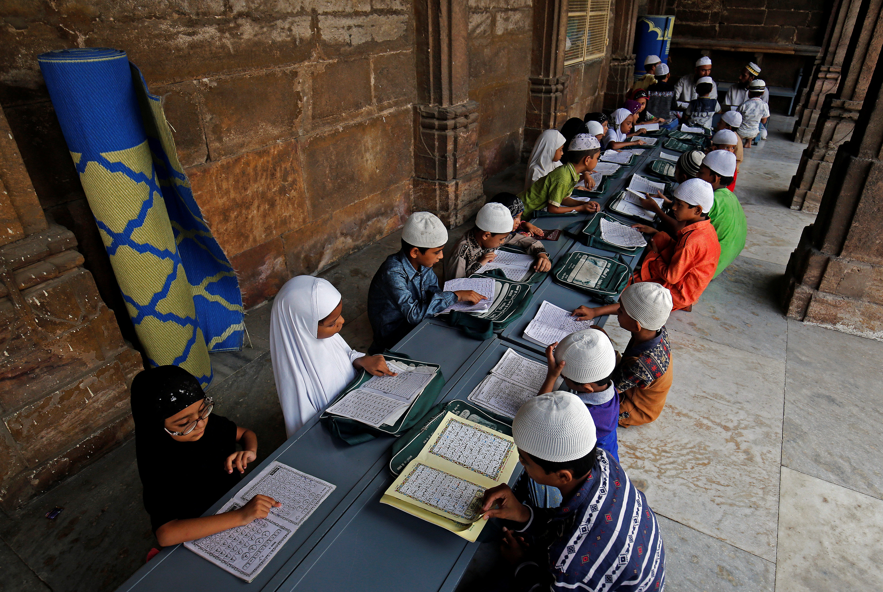أطفال هنود يقرأون القرآن
