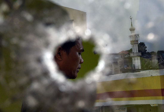 ثقب فى زجاج منزل عقب إطلاق رصاص قناص تابع للقوات الفلبينية