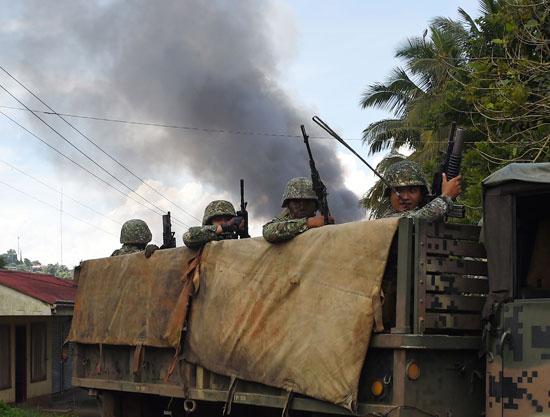 قوات الجيش تحمل السلاح خلال حملتها على المتشددين