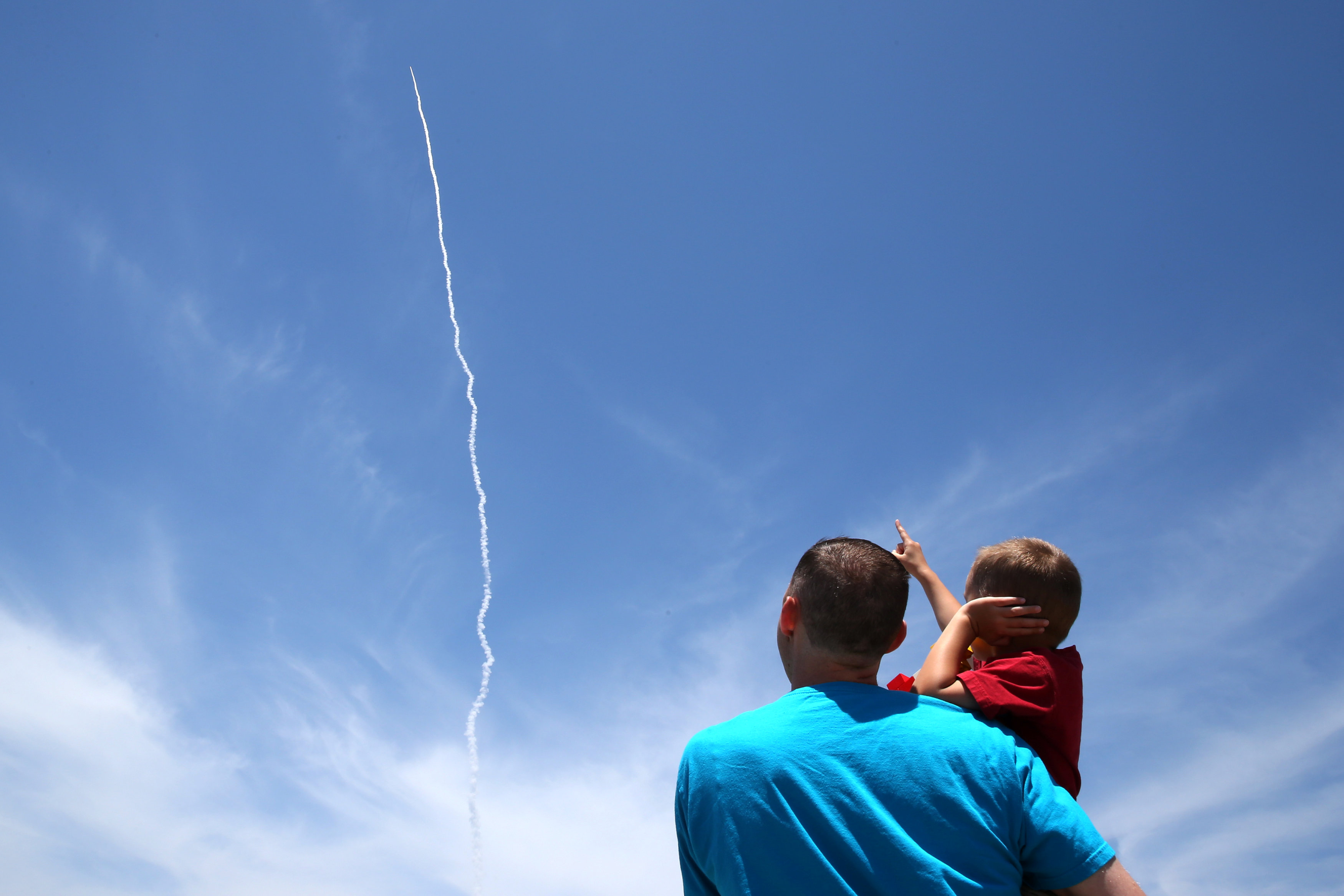 طفل يشاهد عملية إطلاق الصاروخ
