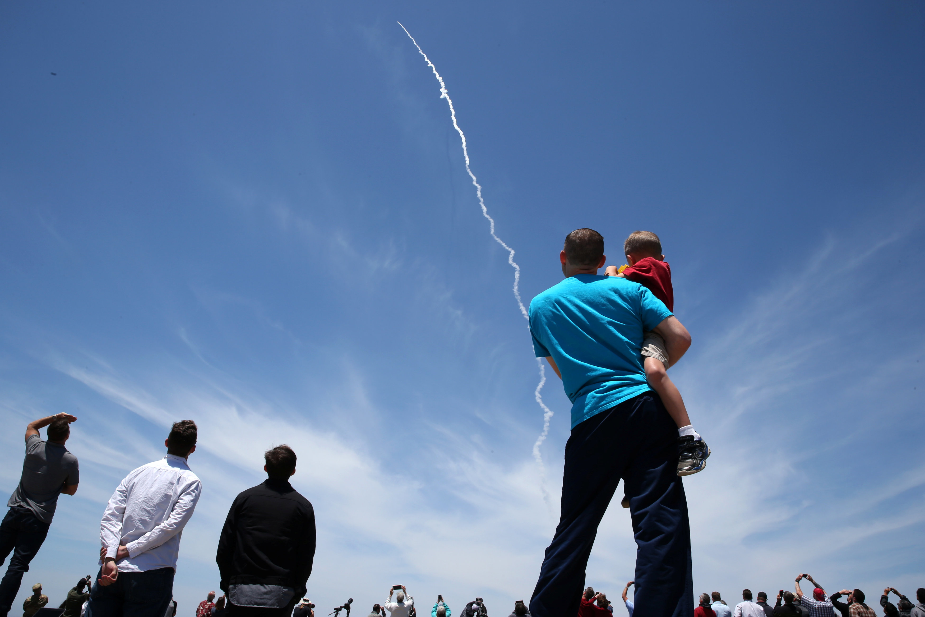 مواطنون أمريكيون يشاهدون تجربة الصاروخ الباليستى
