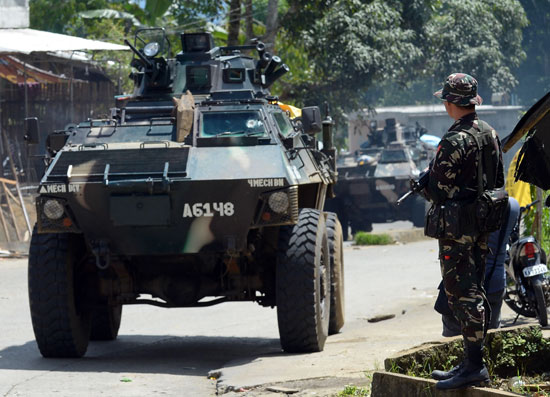 مدرعة للجيش الفلبينى تدخل مدينة مراواى