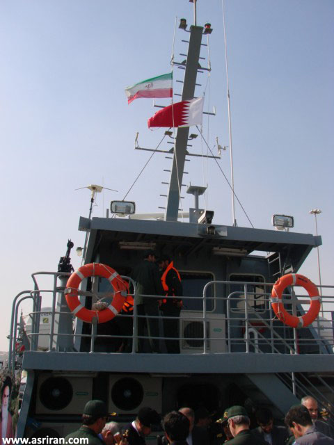 العلم القطرى والإيرانى أعلى السفن الحربية الإيرانية