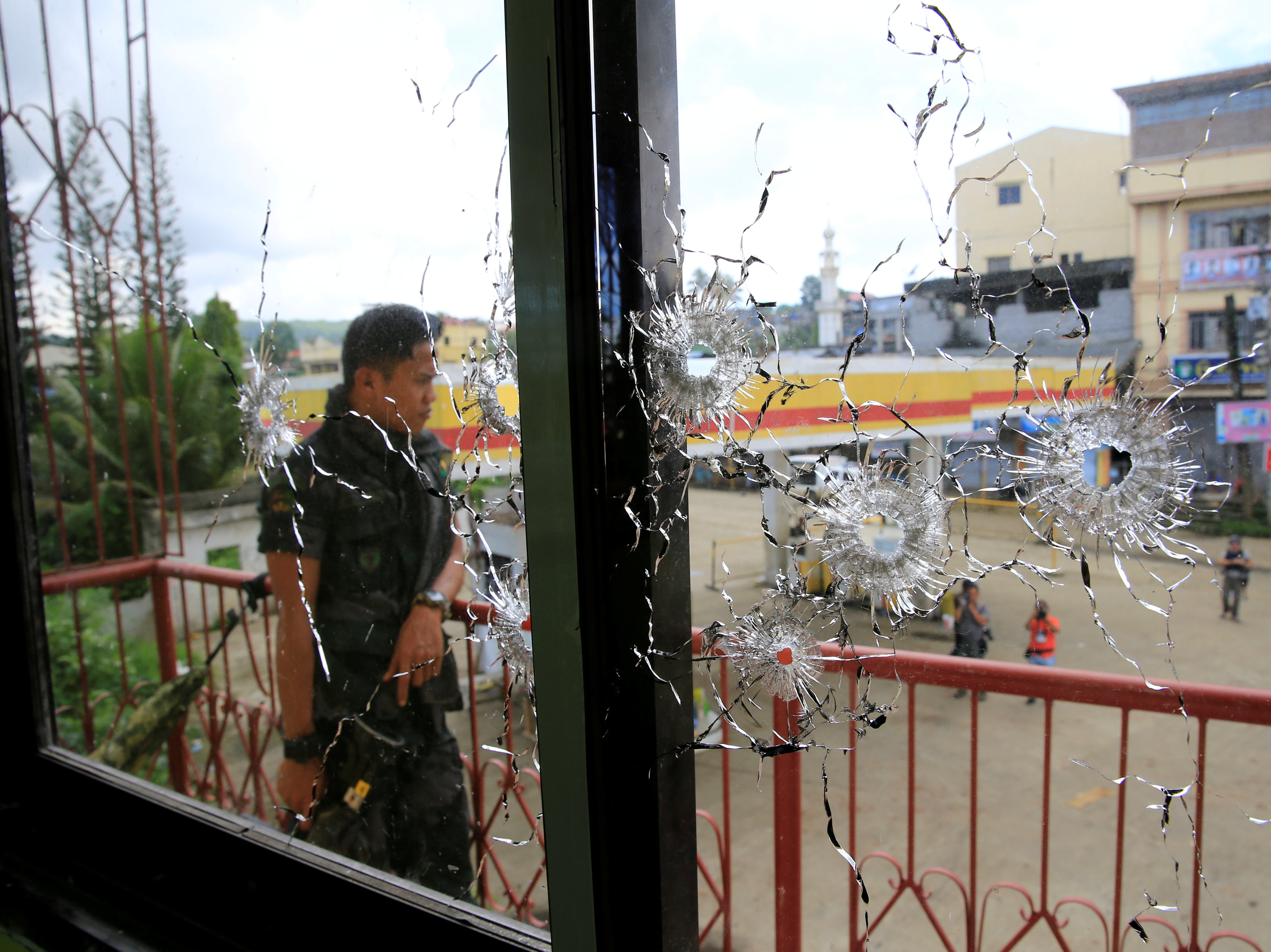 أحد جنود الجيش الفلبينى يحمى مراكز الإيواء والذى قد تعرض للرصاص