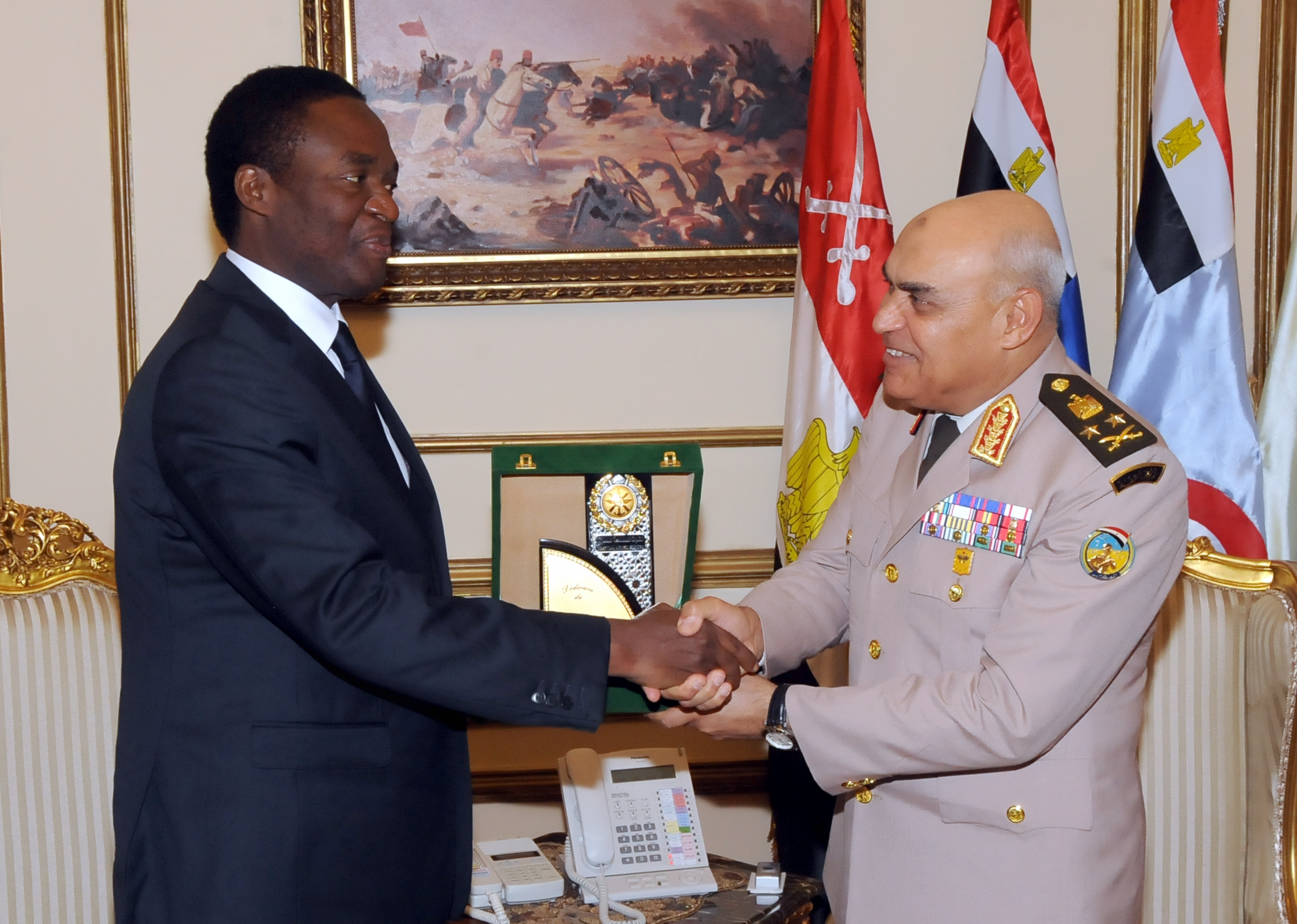 استقبال وزير الدفاع لنظيره الكاميرونى