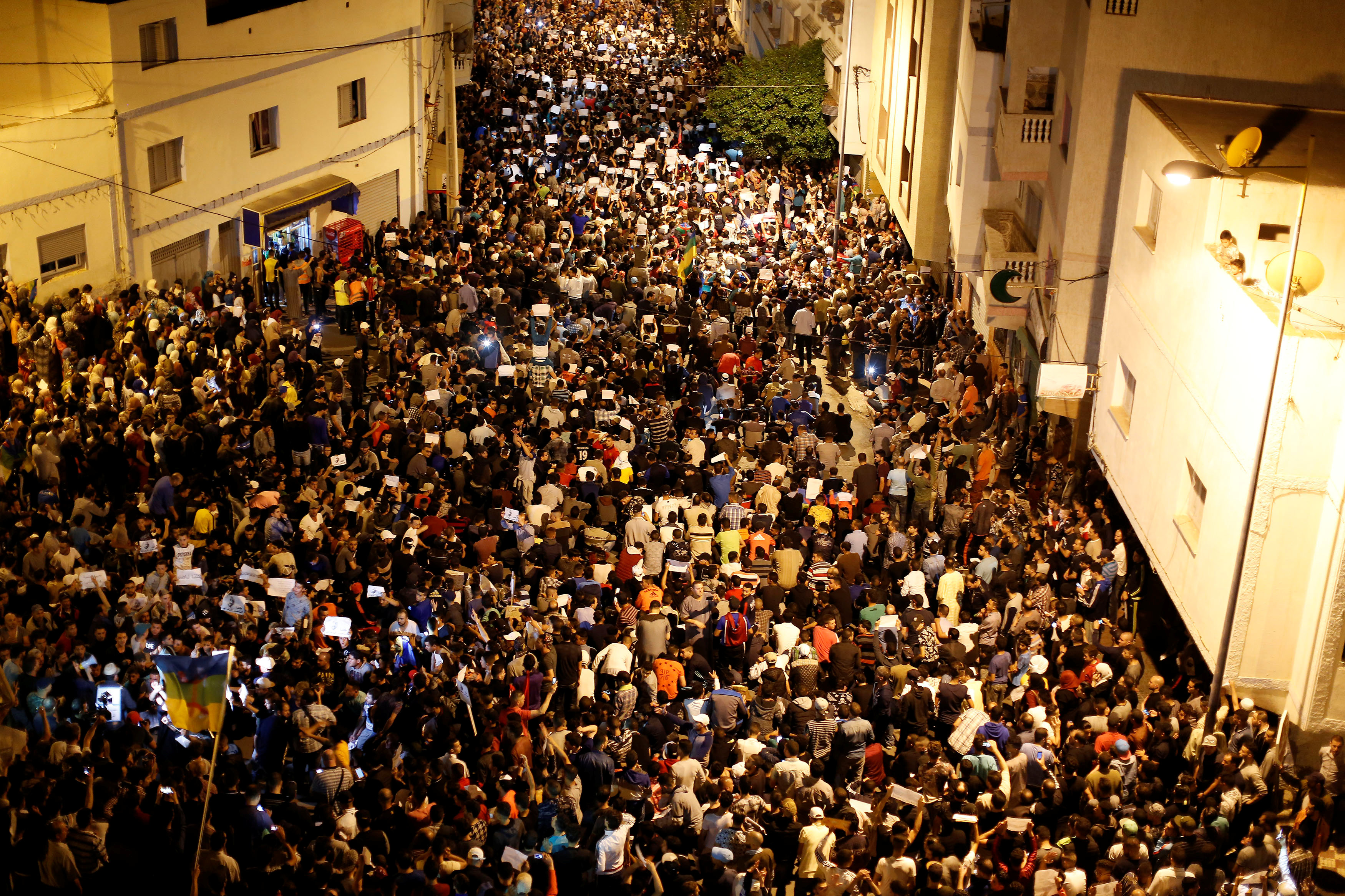 مئات المغاربة يتظاهرون في الحسيمة