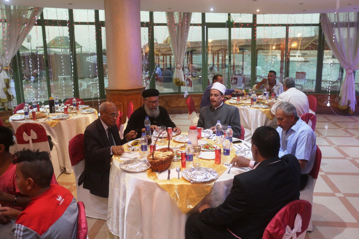 محافظ السويس يتناول إفطار رمضان مع ابناء دورالرعاية والمسنين (6)