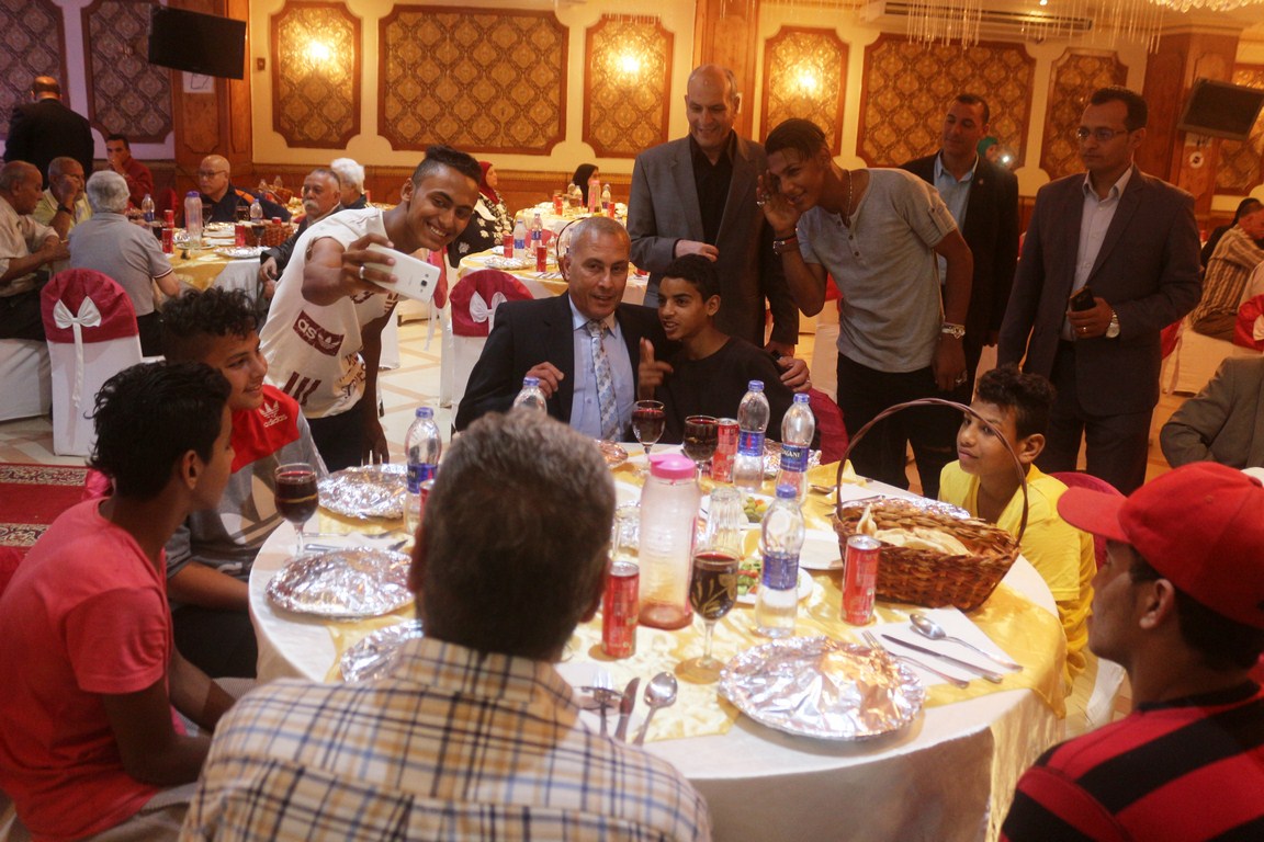 محافظ السويس يتناول إفطار رمضان مع ابناء دورالرعاية والمسنين (4)