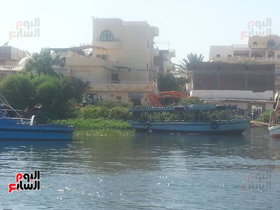            نهر النيل بالاقصر يشكو التعديات اليومية