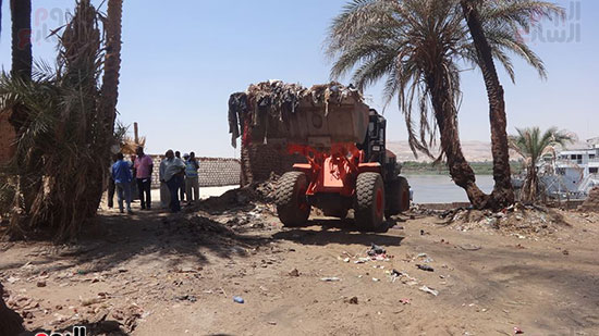             استمرار الحملات علي تعديات نهر النيل بالاقصر